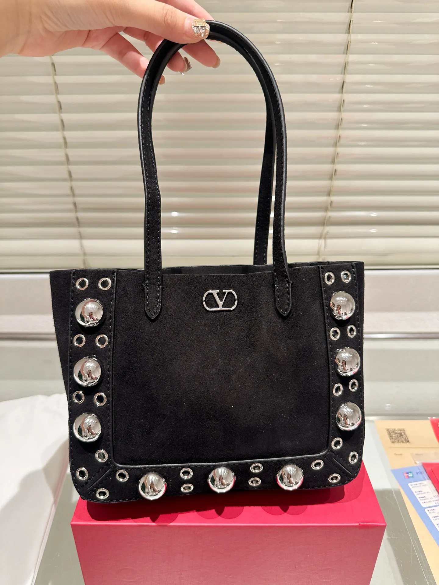 P360 comes with box, size 21*17 Valentino nellcote tote bag, suede body, decorated with ball rivets and hollow details, balancing retro and fashionable. It can be freely switched between hand-carrying and shoulder-carrying, and combined with a detachable carrying bag, it combines practicality and fun.