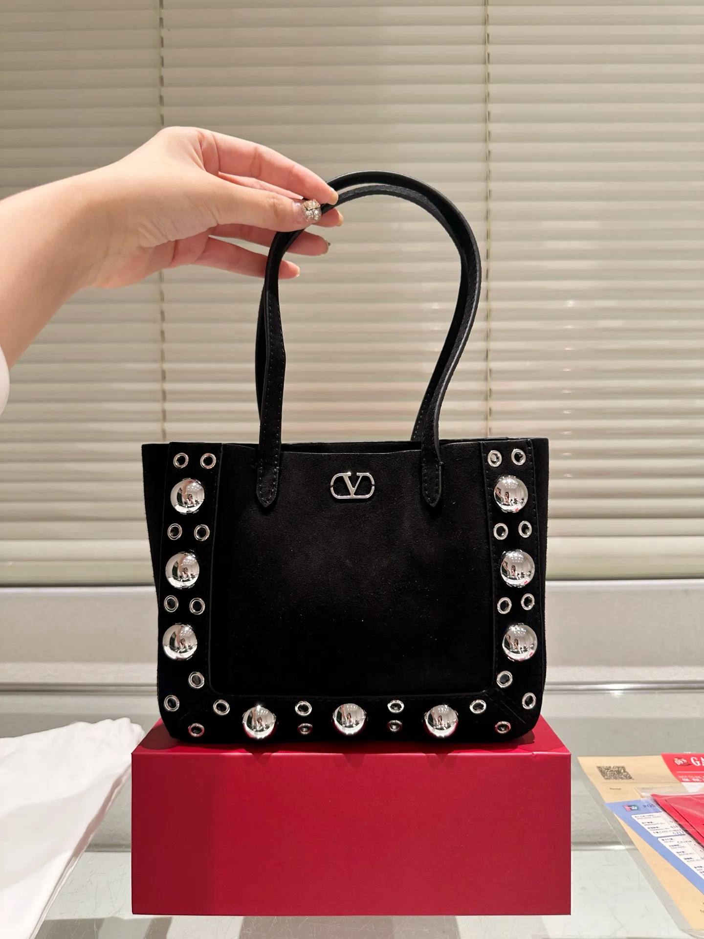 P360 comes with box, size 21*17 Valentino nellcote tote bag, suede body, decorated with ball rivets and hollow details, balancing retro and fashionable. It can be freely switched between hand-carrying and shoulder-carrying, and combined with a detachable carrying bag, it combines practicality and fun.