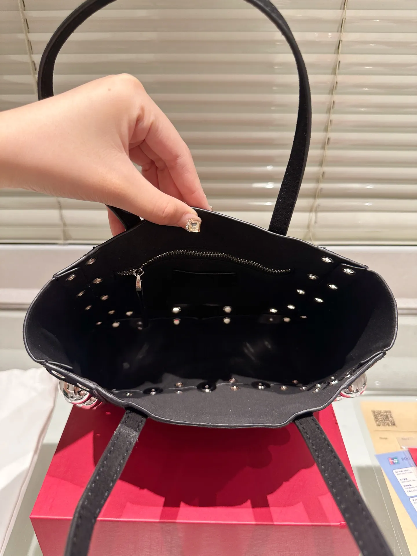 P360 comes with box, size 21*17 Valentino nellcote tote bag, suede body, decorated with ball rivets and hollow details, balancing retro and fashionable. It can be freely switched between hand-carrying and shoulder-carrying, and combined with a detachable carrying bag, it combines practicality and fun.