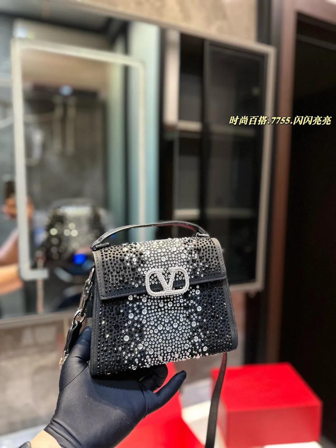 ❤️P330 (gift box packaging)❤️ valentino vsling full diamond tote bag Valentino is a handbag. If the shoulder strap is connected, it can be used as a shoulder bag or crossbody bag. The V mark on the front of the bag is the unique Valentino logo. It has a sense of luxury and fashion. good#Valentino Size: 19 15