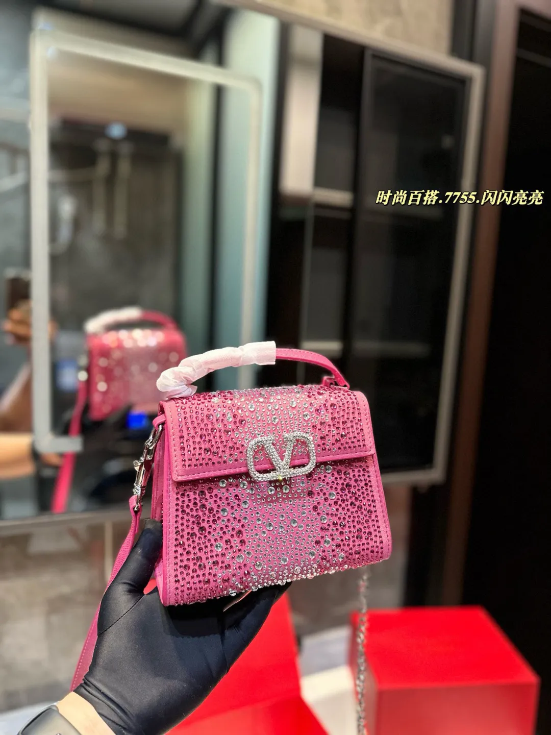❤️P330 (gift box packaging)❤️ valentino vsling full diamond tote bag Valentino is a handbag. If the shoulder strap is connected, it can be used as a shoulder bag or crossbody bag. The V mark on the front of the bag is the unique Valentino logo. It has a sense of luxury and fashion. good#Valentino Size: 19 15