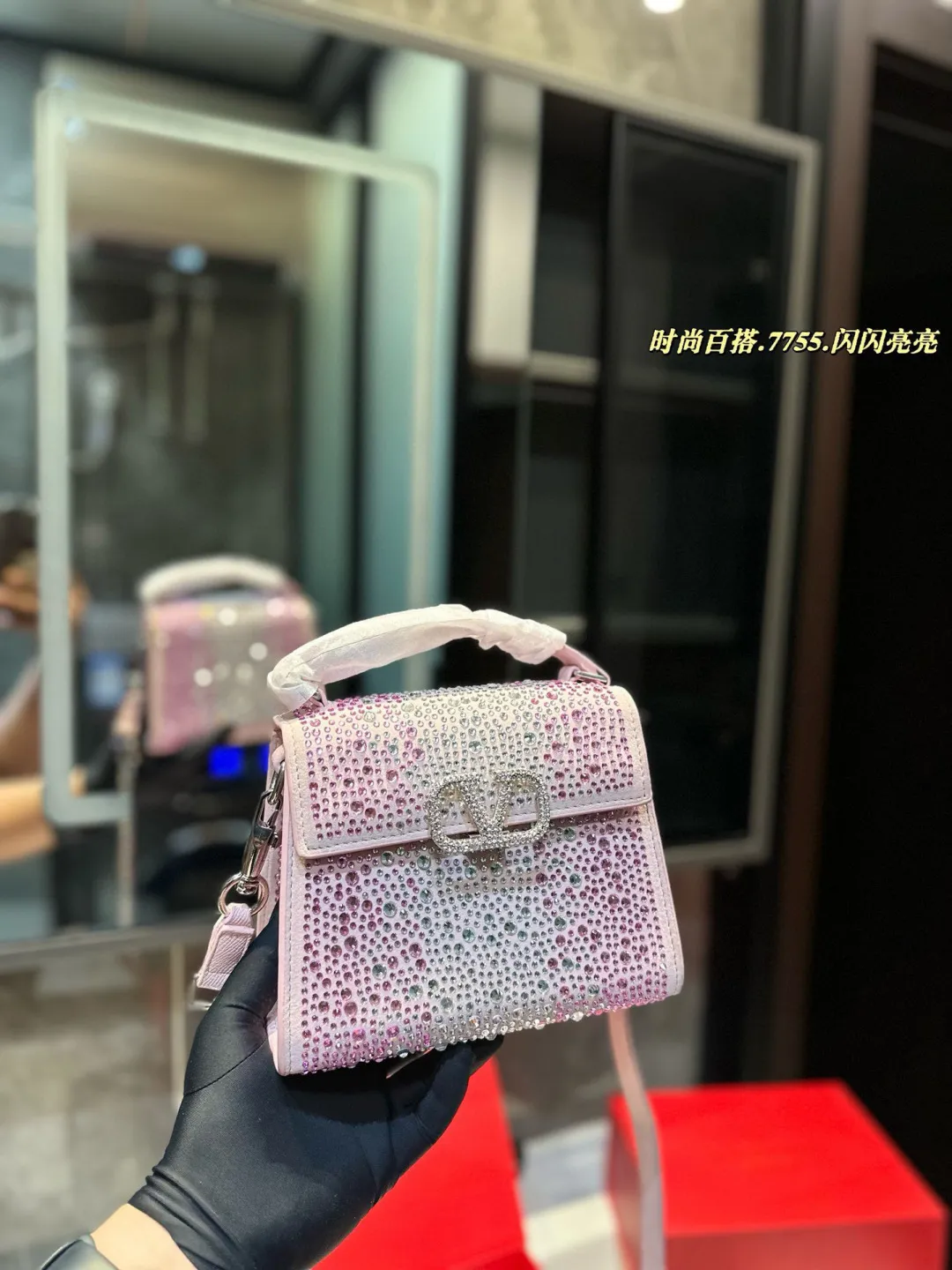 ❤️P330 (gift box packaging)❤️ valentino vsling full diamond tote bag Valentino is a handbag. If the shoulder strap is connected, it can be used as a shoulder bag or crossbody bag. The V mark on the front of the bag is the unique Valentino logo. It has a sense of luxury and fashion. good#Valentino Size: 19 15