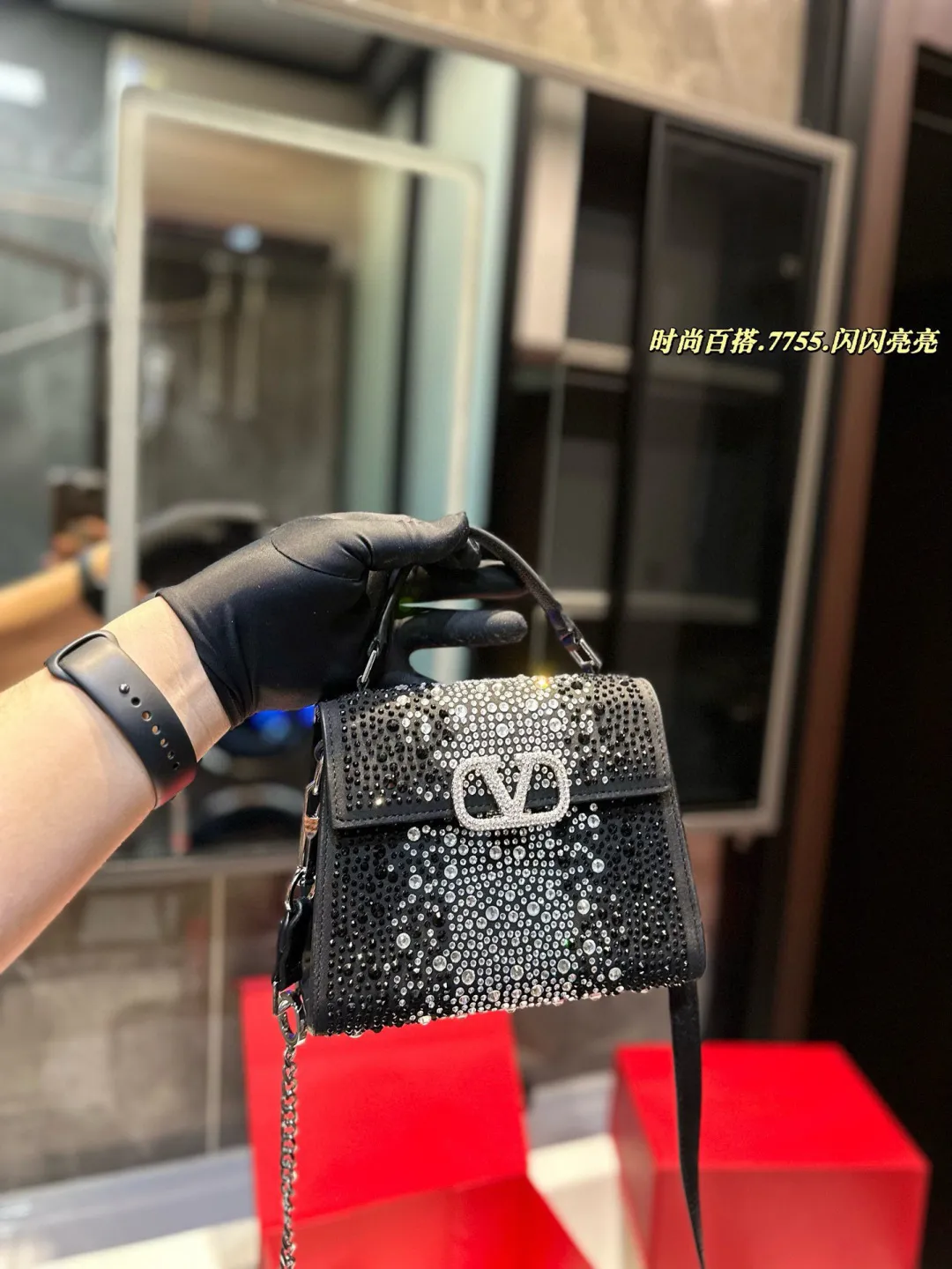❤️P330 (gift box packaging)❤️ valentino vsling full diamond tote bag Valentino is a handbag. If the shoulder strap is connected, it can be used as a shoulder bag or crossbody bag. The V mark on the front of the bag is the unique Valentino logo. It has a sense of luxury and fashion. good#Valentino Size: 19 15