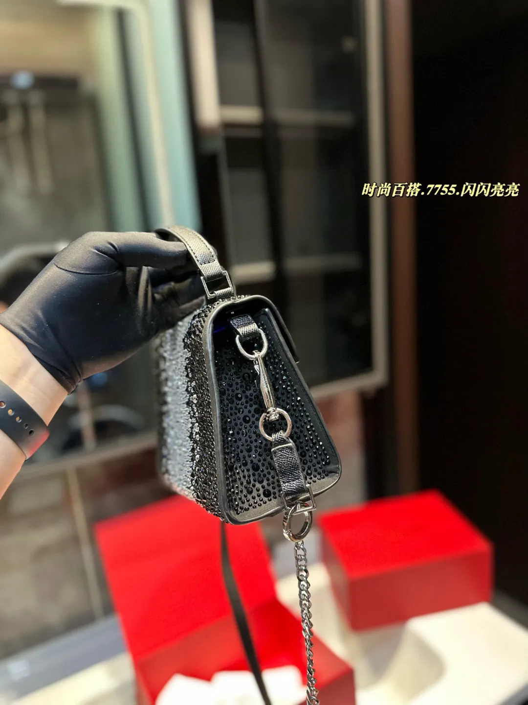 ❤️P330 (gift box packaging)❤️ valentino vsling full diamond tote bag Valentino is a handbag. If the shoulder strap is connected, it can be used as a shoulder bag or crossbody bag. The V mark on the front of the bag is the unique Valentino logo. It has a sense of luxury and fashion. good#Valentino Size: 19 15