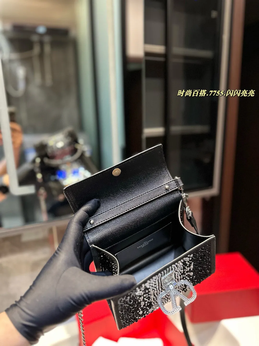 ❤️P330 (gift box packaging)❤️ valentino vsling full diamond tote bag Valentino is a handbag. If the shoulder strap is connected, it can be used as a shoulder bag or crossbody bag. The V mark on the front of the bag is the unique Valentino logo. It has a sense of luxury and fashion. good#Valentino Size: 19 15