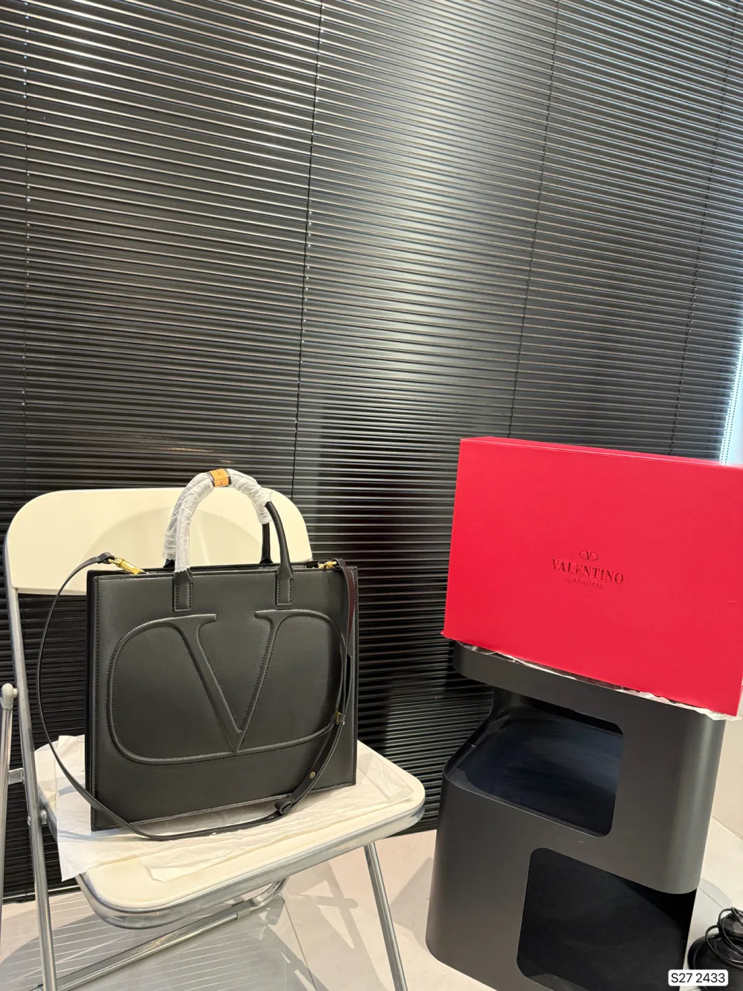 P370 comes with a folding box. Valentino tote bag. The texture is very high-end. The capacity is super large and very durable. Carrying it on the street every day has a 100% chance of returning. It has this casual and lazy feeling. Size: 31 27 Item No. 2433