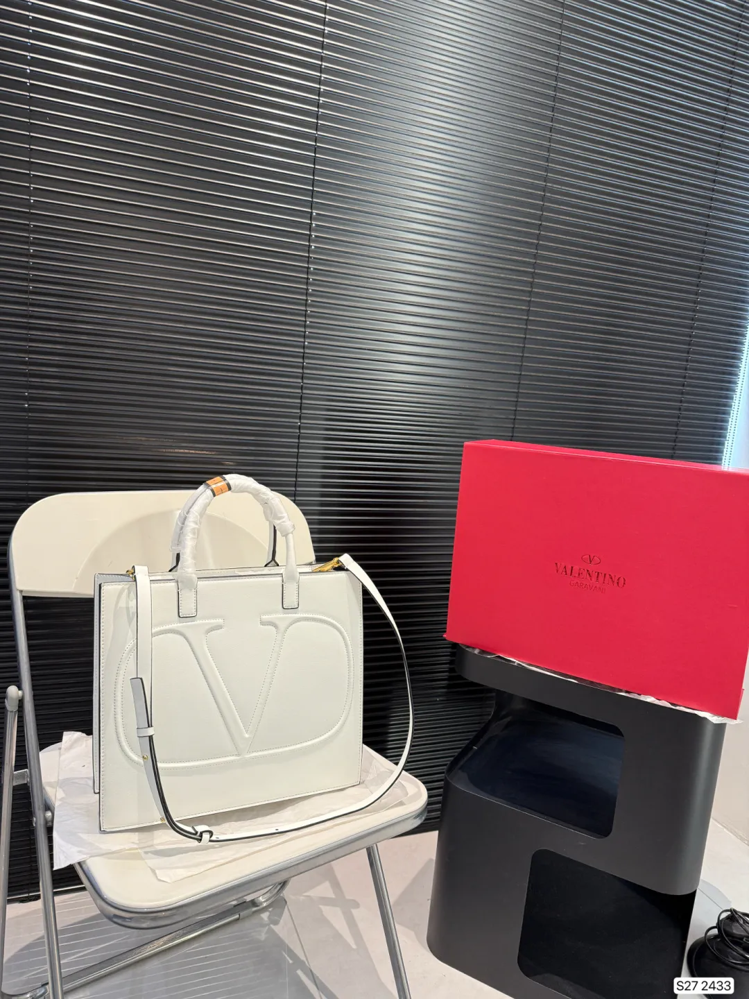 P370 comes with a folding box. Valentino tote bag. The texture is very high-end. The capacity is super large and very durable. Carrying it on the street every day has a 100% chance of returning. It has this casual and lazy feeling. Size: 31 27 Item No. 2433