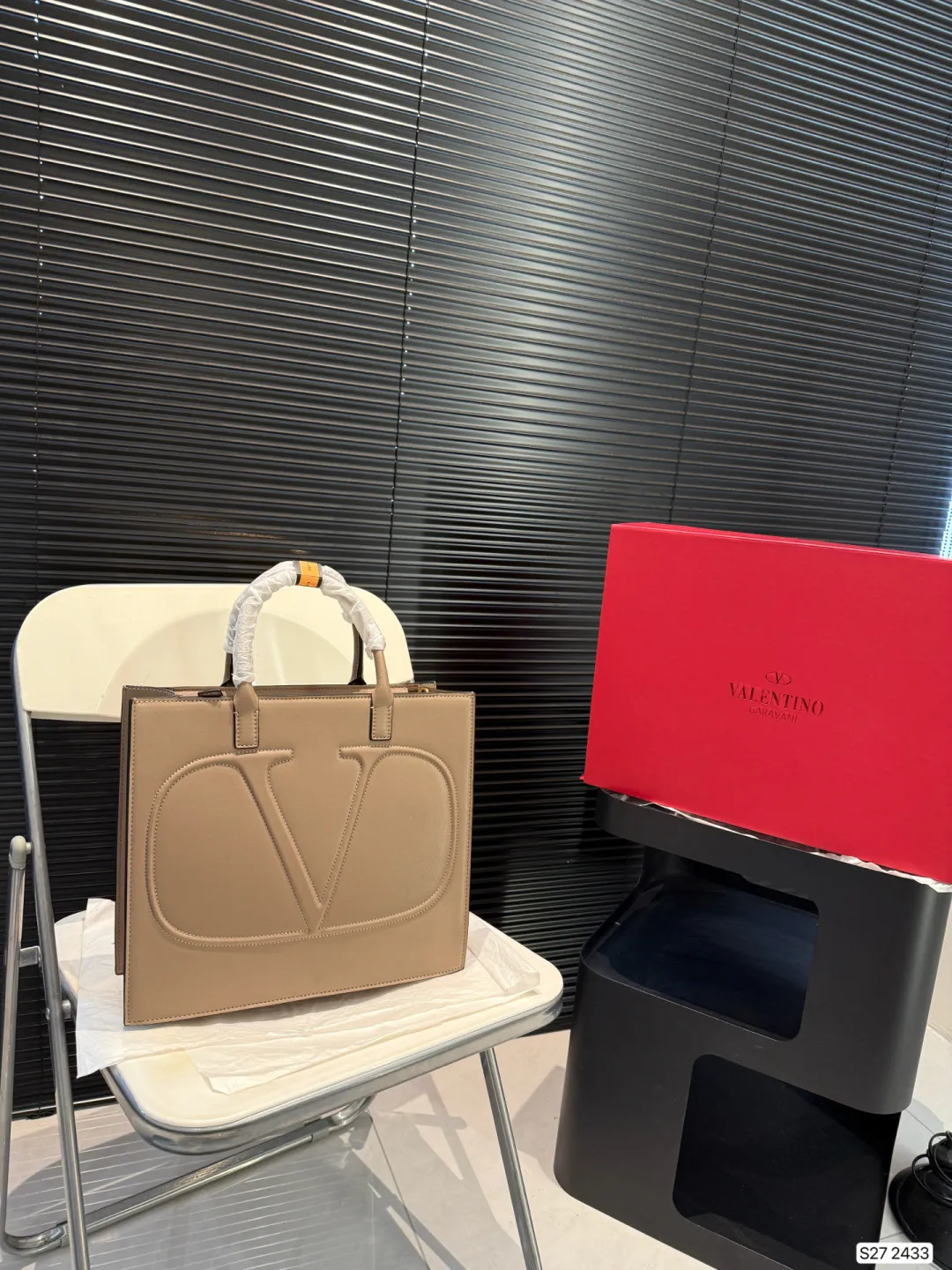 P370 comes with a folding box. Valentino tote bag. The texture is very high-end. The capacity is super large and very durable. Carrying it on the street every day has a 100% chance of returning. It has this casual and lazy feeling. Size: 31 27 Item No. 2433