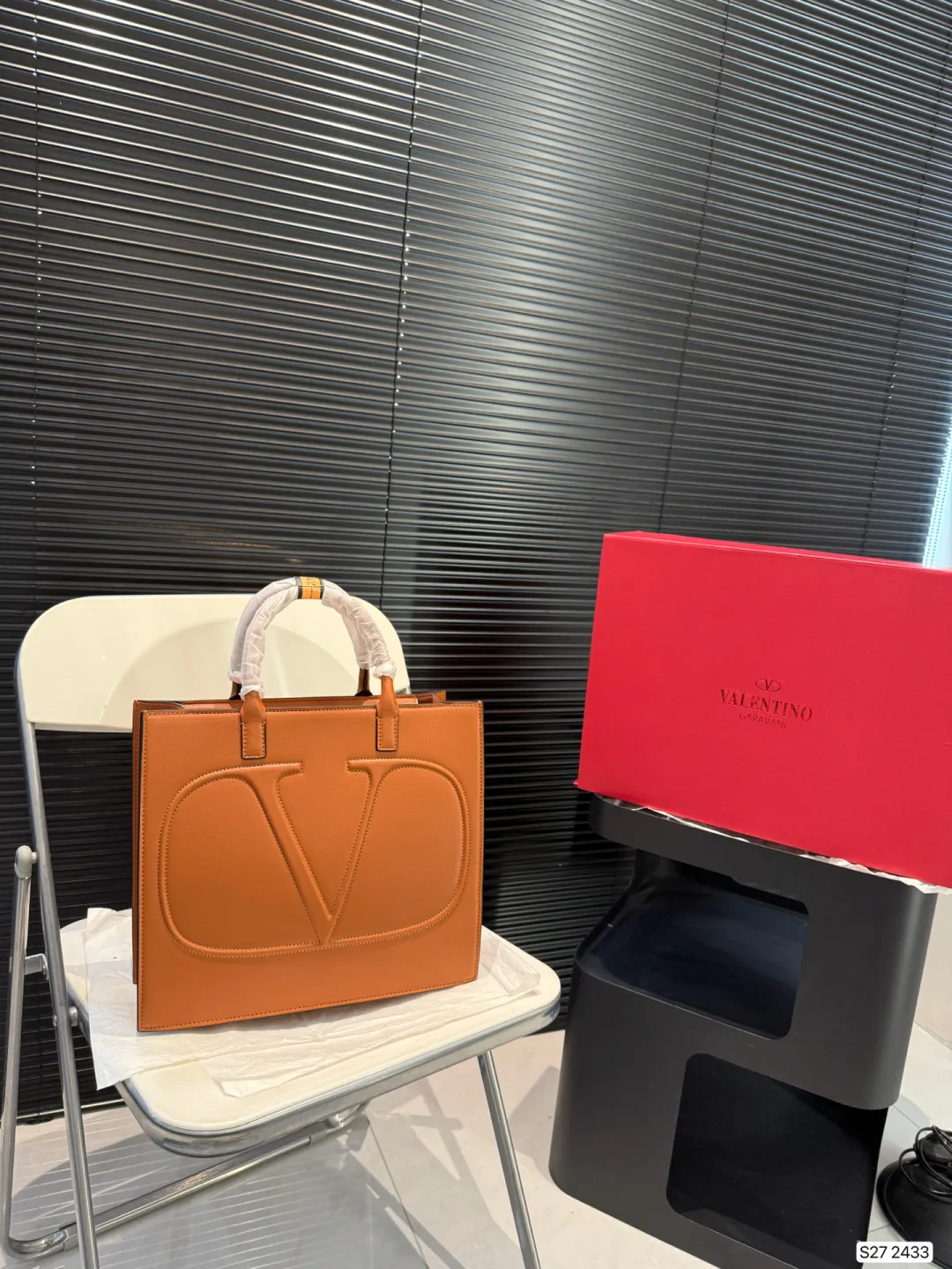 P370 comes with a folding box. Valentino tote bag. The texture is very high-end. The capacity is super large and very durable. Carrying it on the street every day has a 100% chance of returning. It has this casual and lazy feeling. Size: 31 27 Item No. 2433