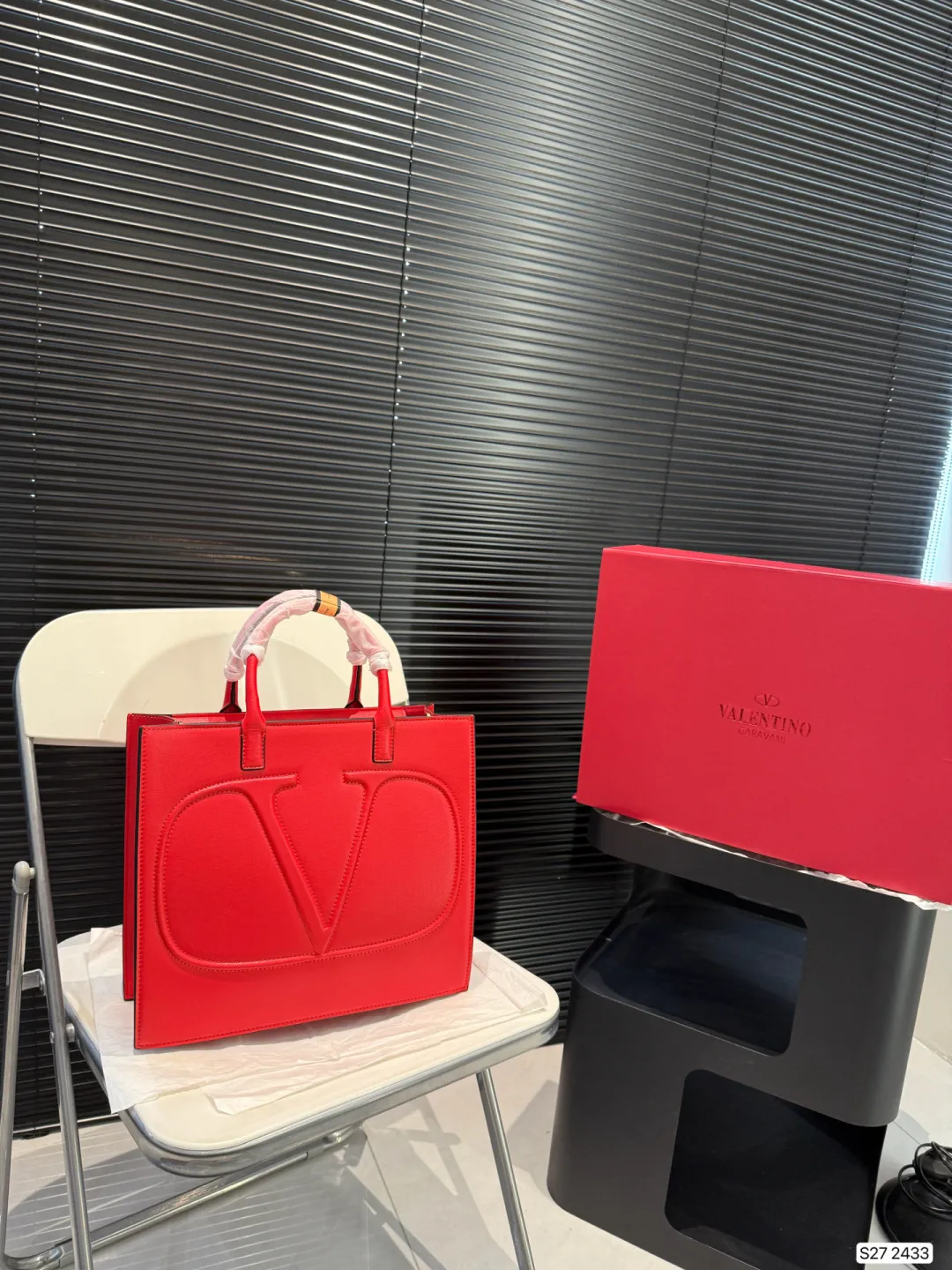P370 comes with a folding box. Valentino tote bag. The texture is very high-end. The capacity is super large and very durable. Carrying it on the street every day has a 100% chance of returning. It has this casual and lazy feeling. Size: 31 27 Item No. 2433