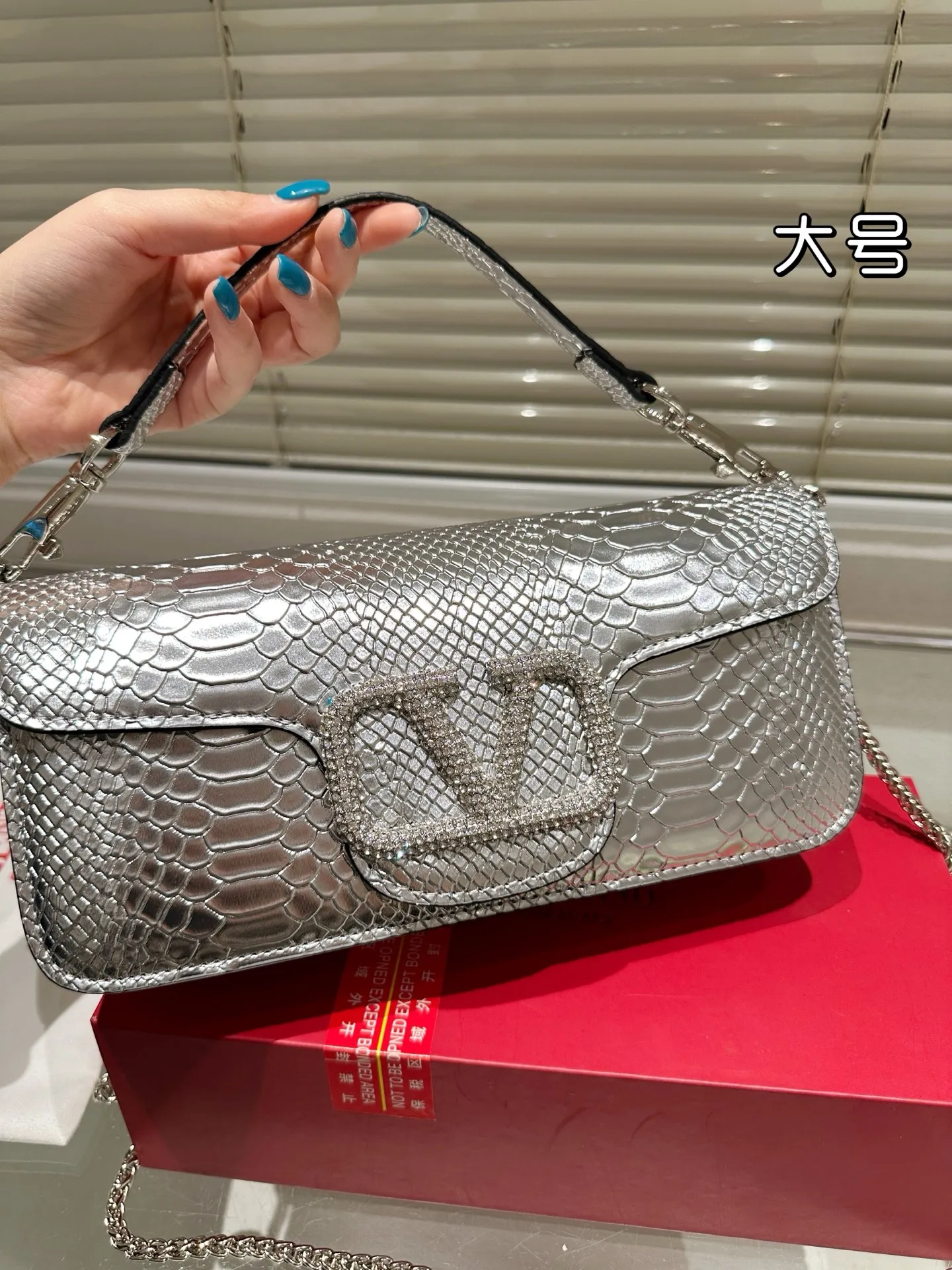 Large P340 Folding Box ⚠️Size 26.11 Valentino Loco Shoulder Bag Overflowing with Sophistication This Look Is Very Versatile No matter how you carry it, you won’t feel any pressure. Which girl can resist such a beautiful bag?