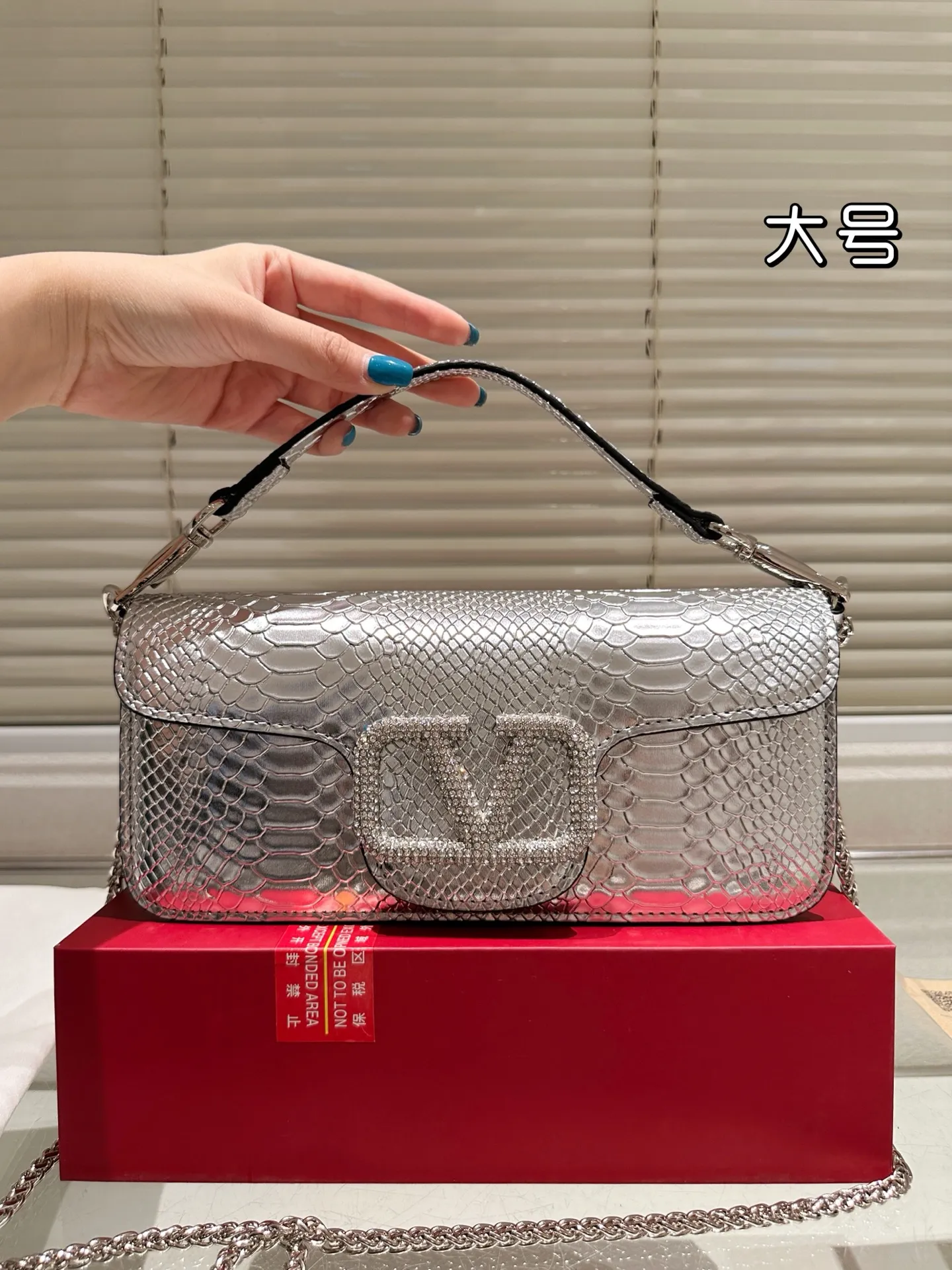 Large P340 Folding Box ⚠️Size 26.11 Valentino Loco Shoulder Bag Overflowing with Sophistication This Look Is Very Versatile No matter how you carry it, you won’t feel any pressure. Which girl can resist such a beautiful bag?