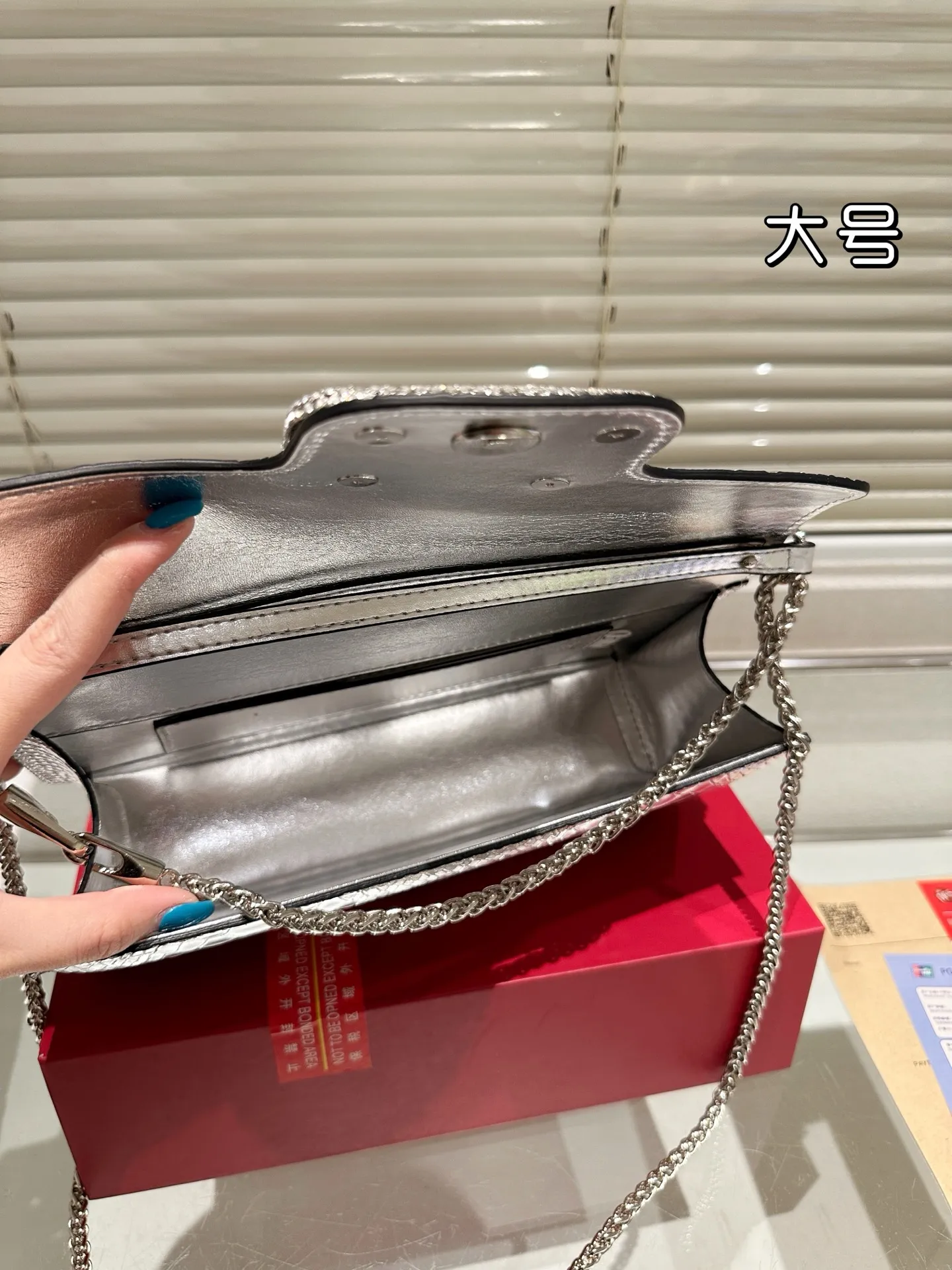 Large P340 Folding Box ⚠️Size 26.11 Valentino Loco Shoulder Bag Overflowing with Sophistication This Look Is Very Versatile No matter how you carry it, you won’t feel any pressure. Which girl can resist such a beautiful bag?