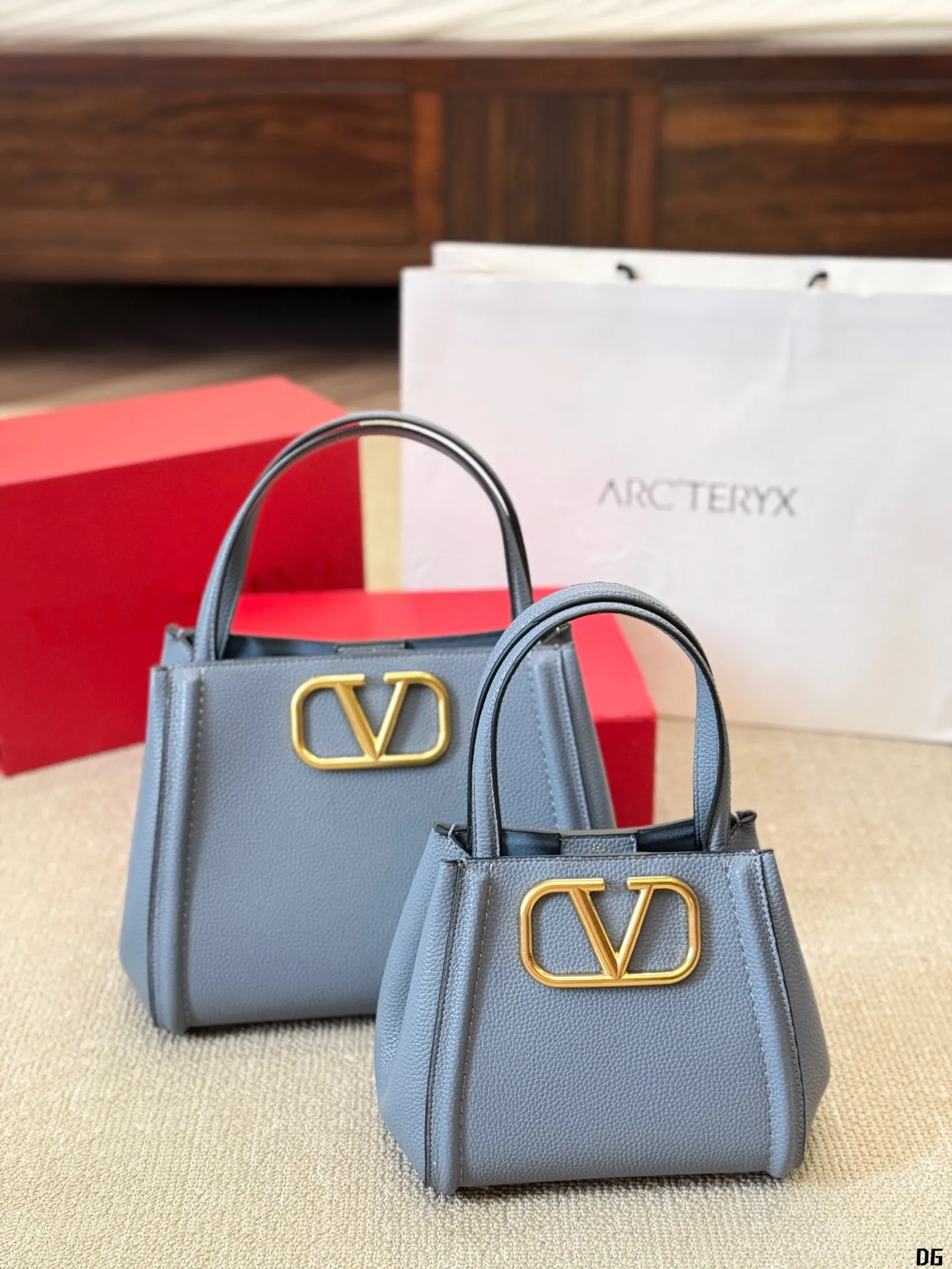 Cowhide version p330 p320 Valentino VALENTINO Women's Valentino show model Black Tie Valentino Letter Bag Tote bag from Valentino. The new season has just arrived. Size: Large size 25 20cm Small size 20 16cm (two shoulder straps)