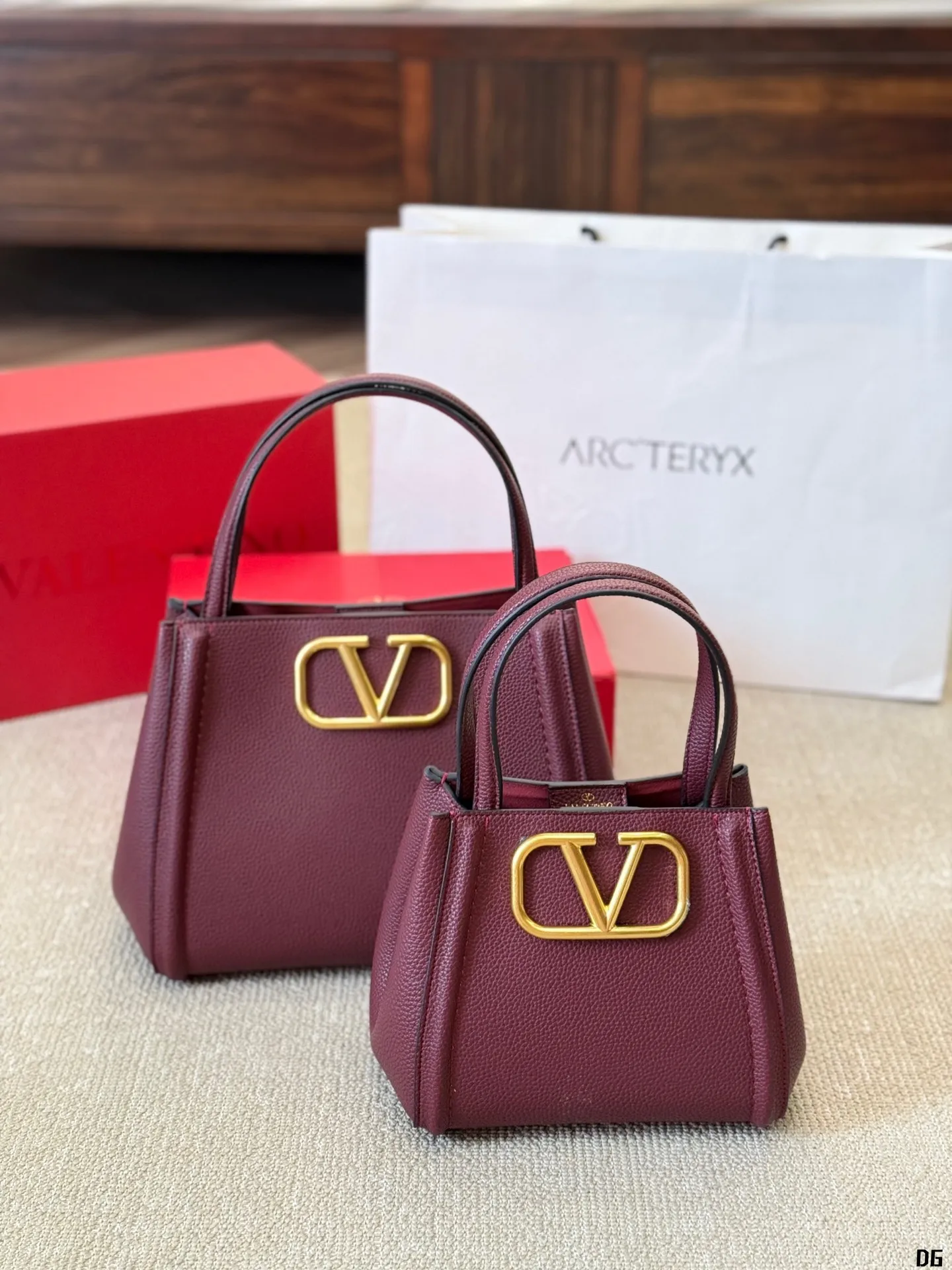 Cowhide version p330 p320 Valentino VALENTINO Women's Valentino show model Black Tie Valentino Letter Bag Tote bag from Valentino. The new season has just arrived. Size: Large size 25 20cm Small size 20 16cm (two shoulder straps)