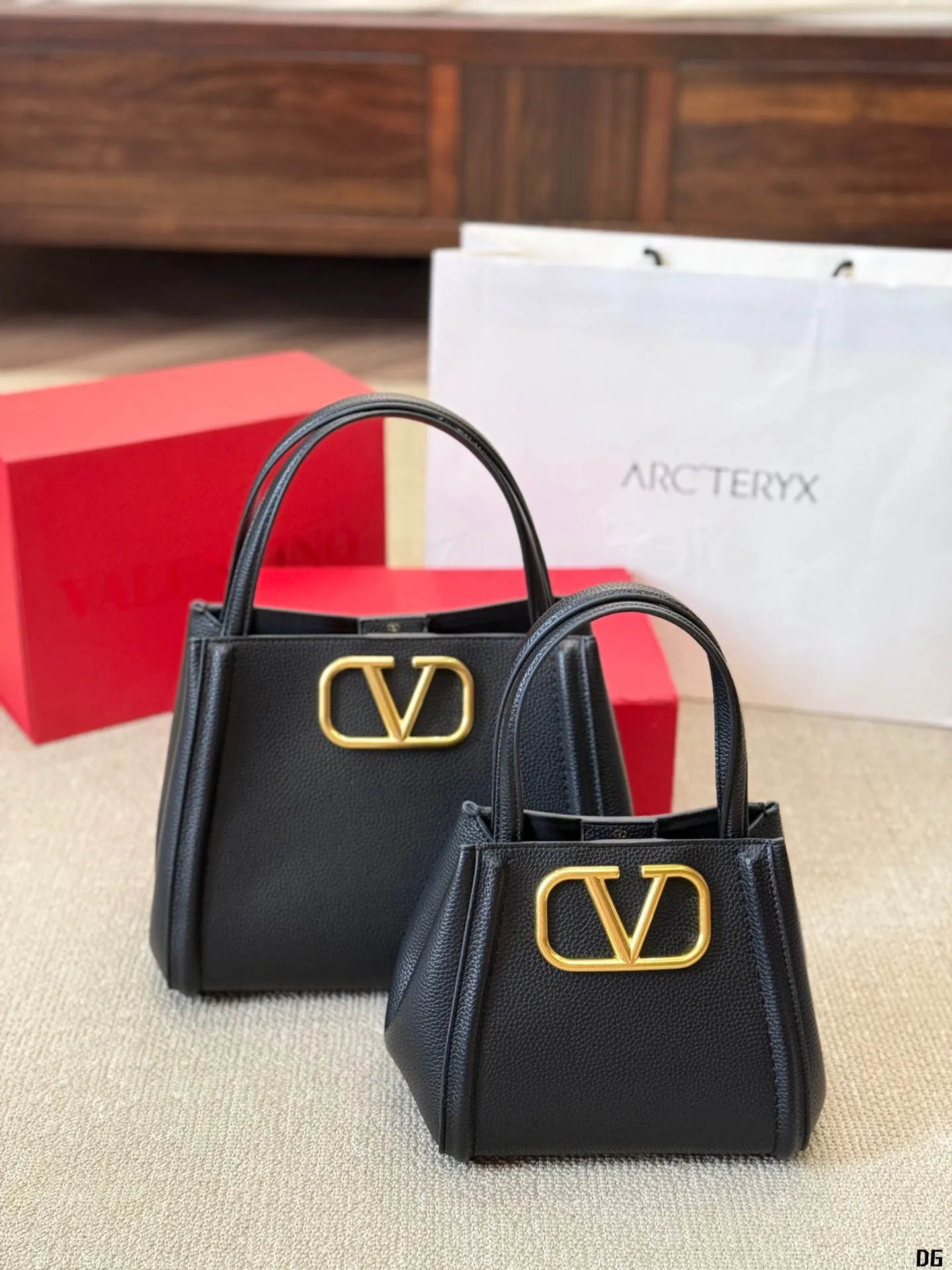 Cowhide version p330 p320 Valentino VALENTINO Women's Valentino show model Black Tie Valentino Letter Bag Tote bag from Valentino. The new season has just arrived. Size: Large size 25 20cm Small size 20 16cm (two shoulder straps)