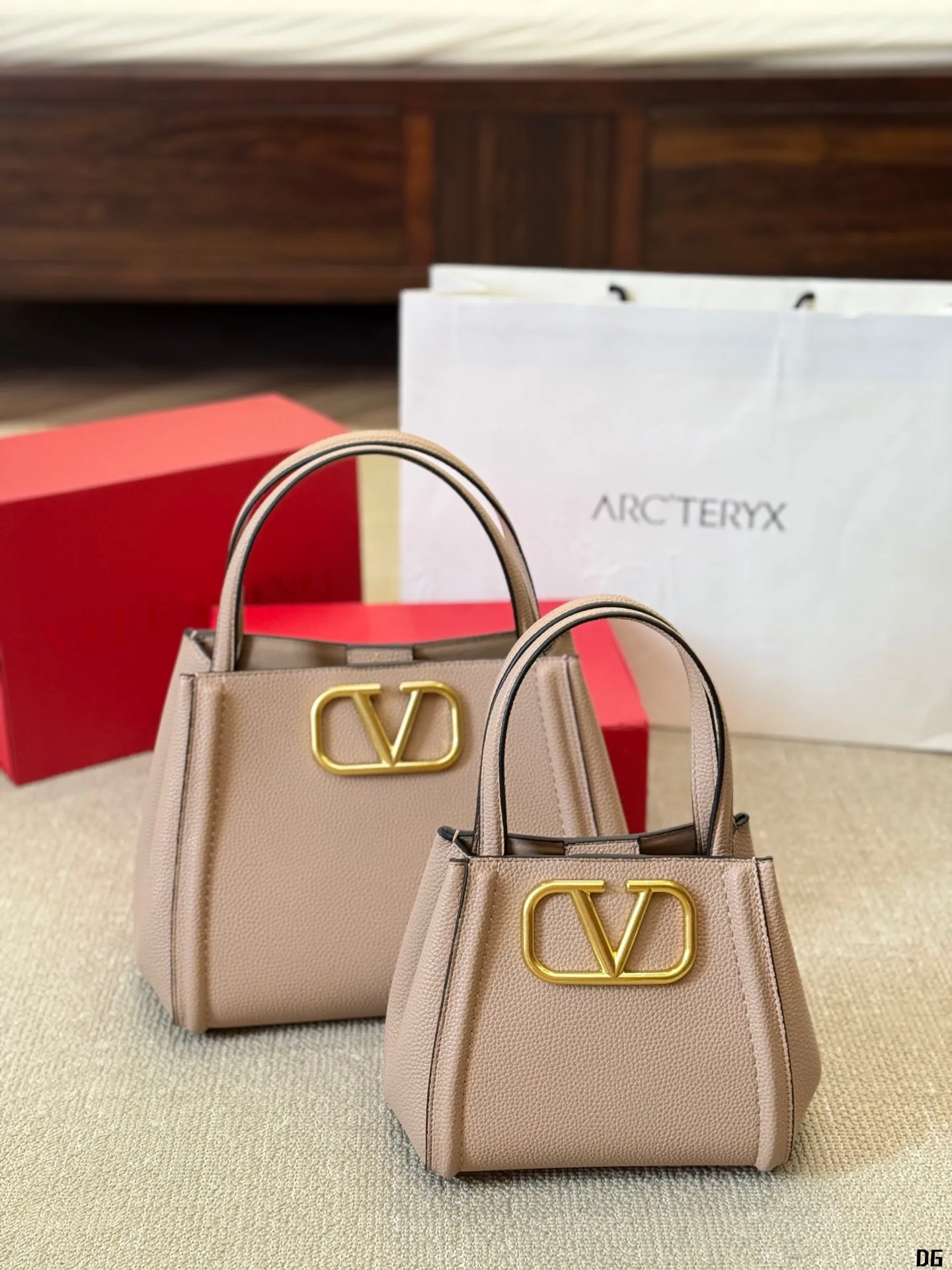 Cowhide version p330 p320 Valentino VALENTINO Women's Valentino show model Black Tie Valentino Letter Bag Tote bag from Valentino. The new season has just arrived. Size: Large size 25 20cm Small size 20 16cm (two shoulder straps)