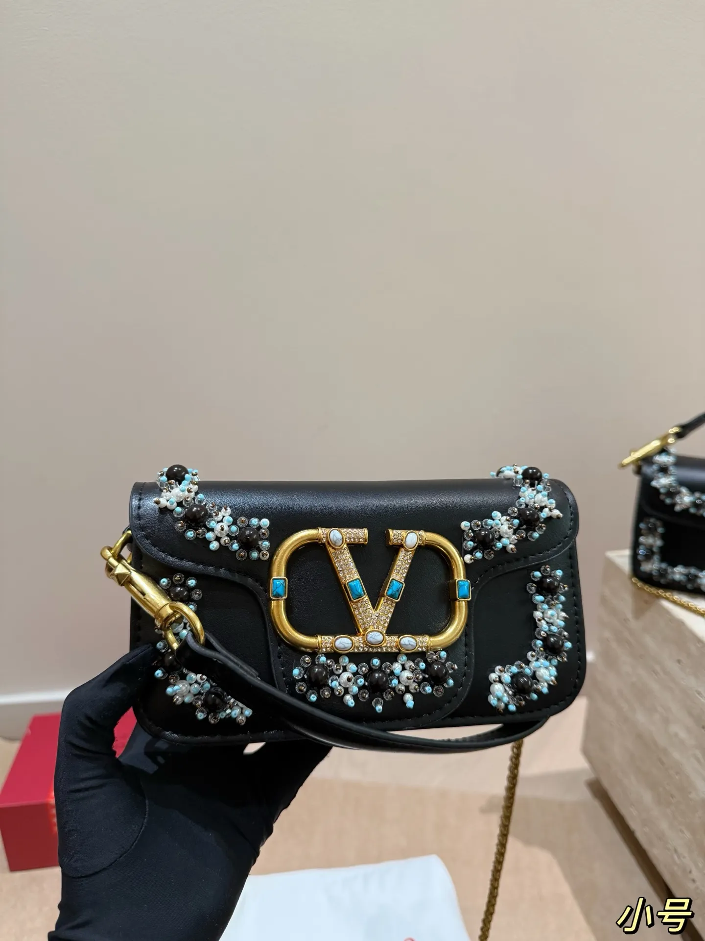 Large size P410 Small size P400 Valentino heavy chain bag Unlock the fashion charm Can be salty or sweet The most beautiful girl on the street Size 27*12cm 20*11cm Gift box🎁