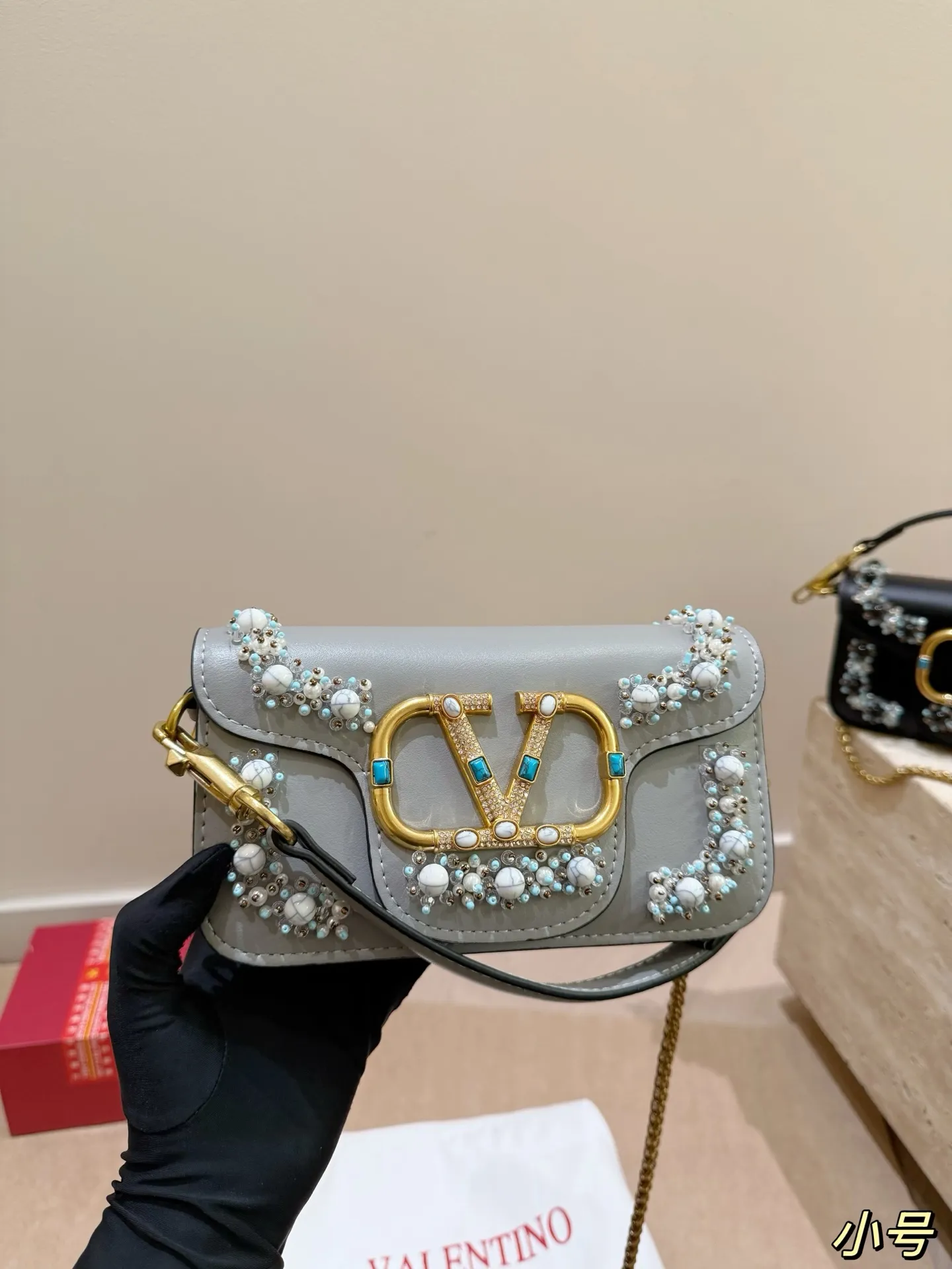 Large size P410 Small size P400 Valentino heavy chain bag Unlock the fashion charm Can be salty or sweet The most beautiful girl on the street Size 27*12cm 20*11cm Gift box🎁