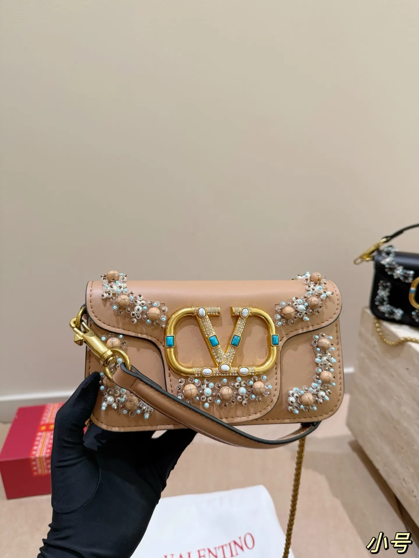 Large size P410 Small size P400 Valentino heavy chain bag Unlock the fashion charm Can be salty or sweet The most beautiful girl on the street Size 27*12cm 20*11cm Gift box🎁