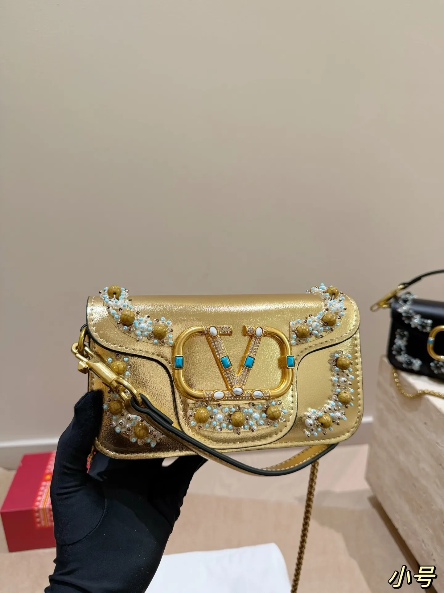 Large size P410 Small size P400 Valentino heavy chain bag Unlock the fashion charm Can be salty or sweet The most beautiful girl on the street Size 27*12cm 20*11cm Gift box🎁