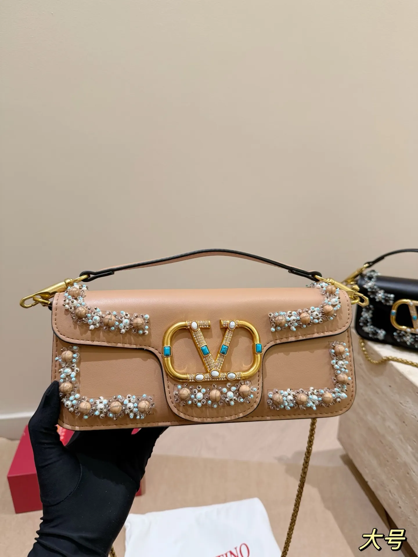 Large size P410 Small size P400 Valentino heavy chain bag Unlock the fashion charm Can be salty or sweet The most beautiful girl on the street Size 27*12cm 20*11cm Gift box🎁