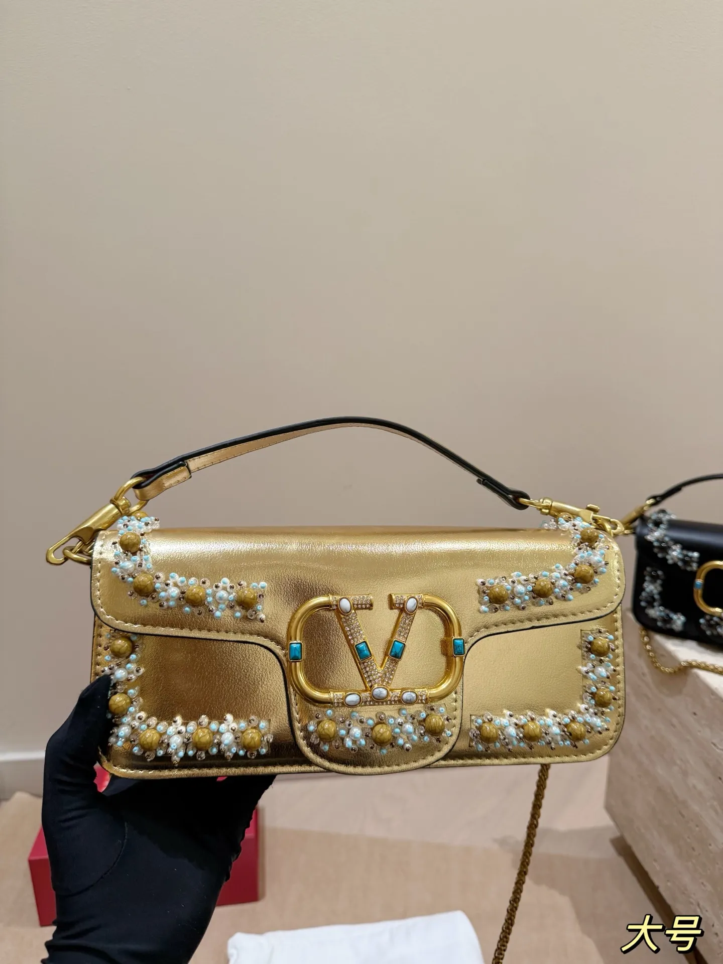 Large size P410 Small size P400 Valentino heavy chain bag Unlock the fashion charm Can be salty or sweet The most beautiful girl on the street Size 27*12cm 20*11cm Gift box🎁