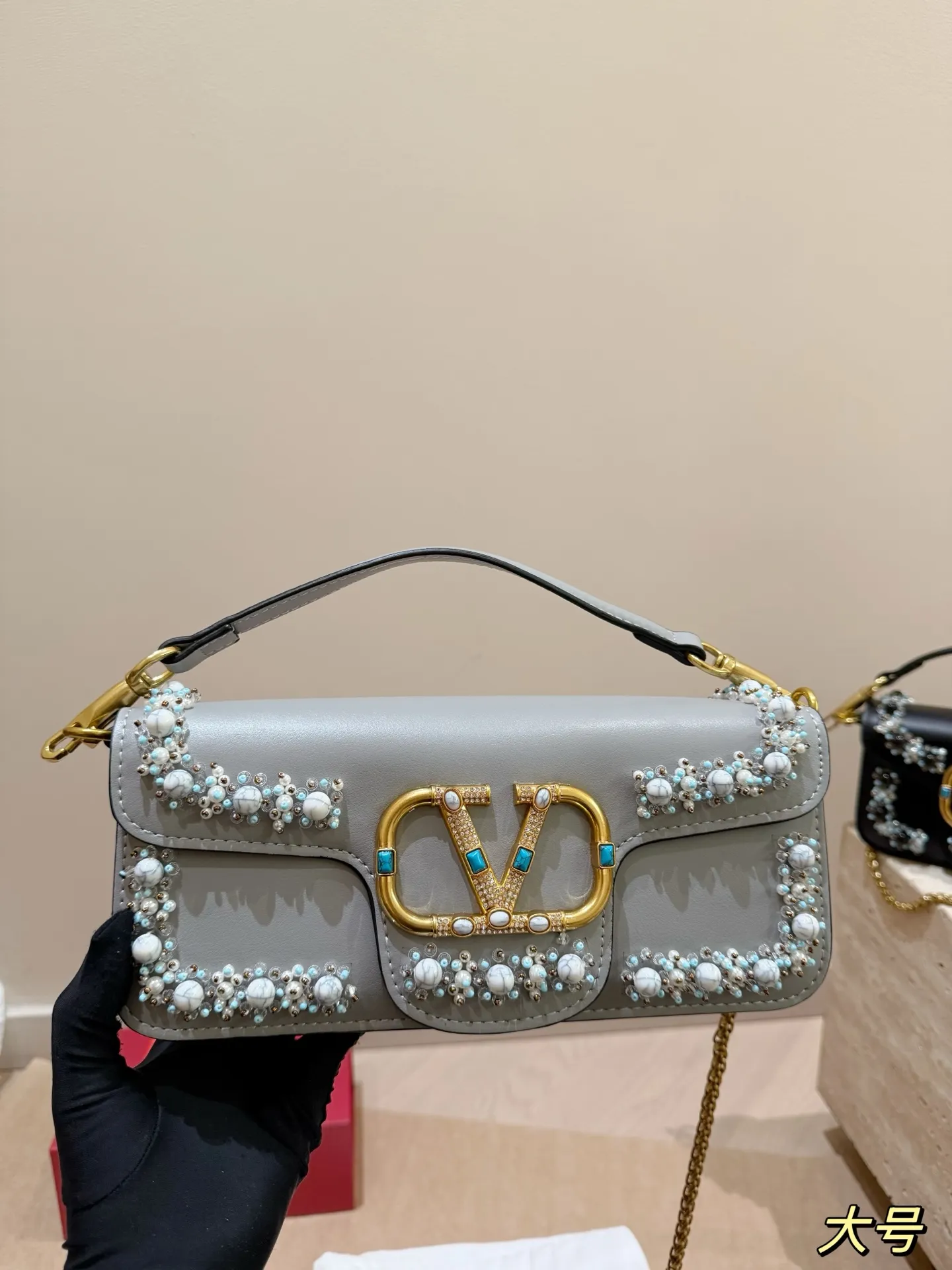 Large size P410 Small size P400 Valentino heavy chain bag Unlock the fashion charm Can be salty or sweet The most beautiful girl on the street Size 27*12cm 20*11cm Gift box🎁