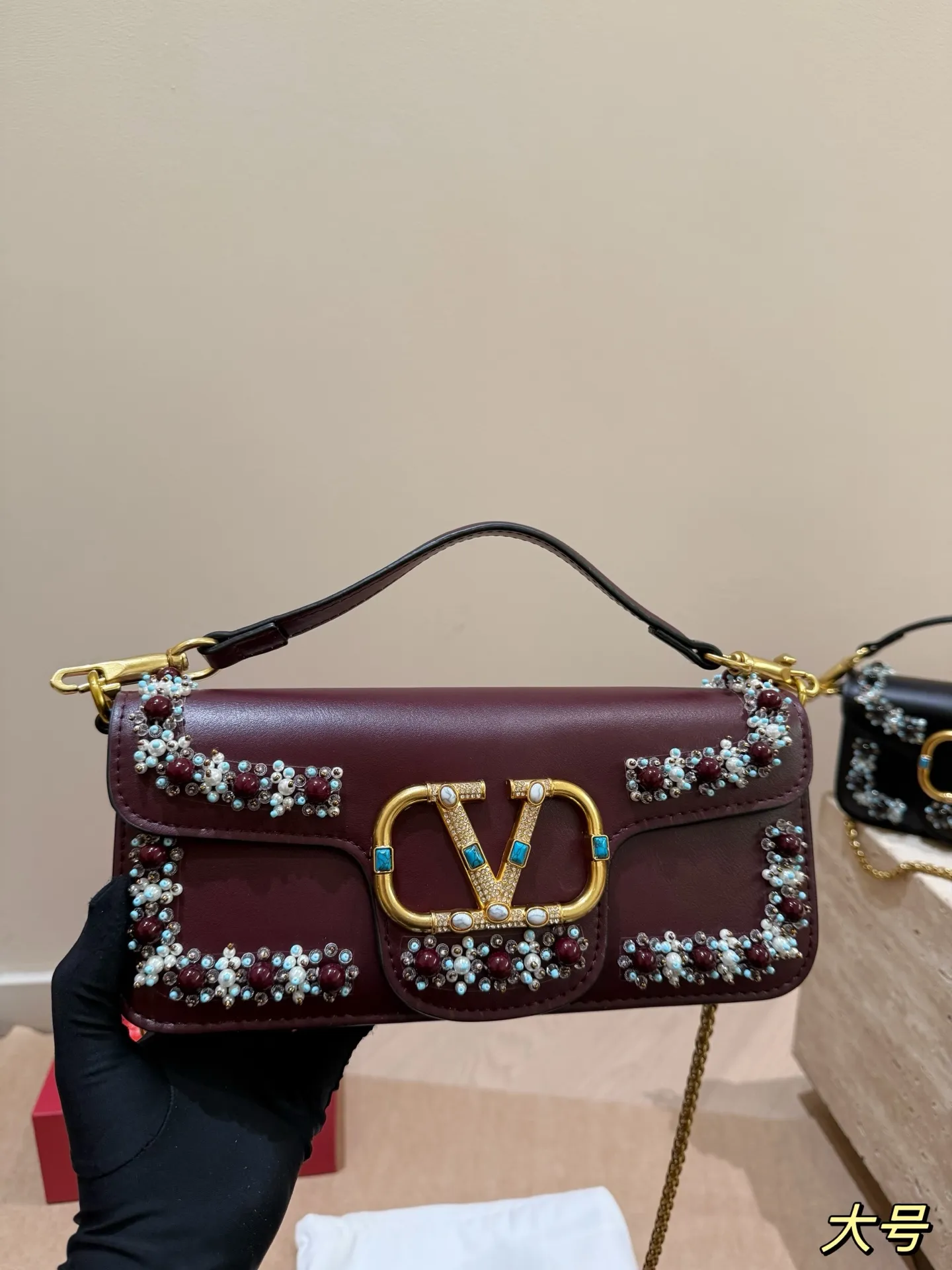 Large size P410 Small size P400 Valentino heavy chain bag Unlock the fashion charm Can be salty or sweet The most beautiful girl on the street Size 27*12cm 20*11cm Gift box🎁
