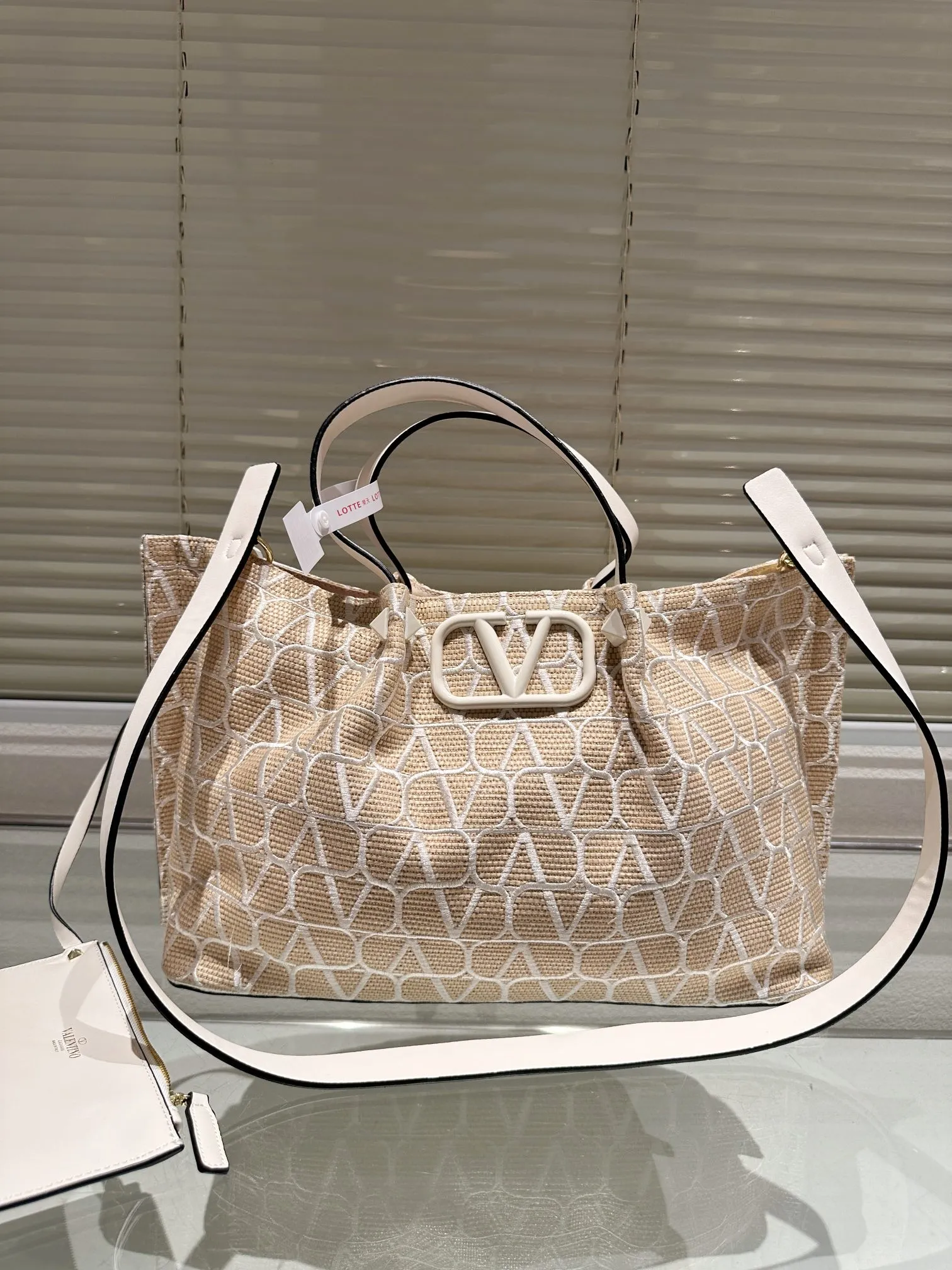 P520 250 Valentino Valentino is a popular model in the counter. Playful and super personality, whoever wears it will look better. Can’t hide the foreign style. Exquisite routing. Color matching is very distinctive. Very versatile and can be matched with daily life. Casual and playful with a little bit of a celebrity style. It will definitely become a super hot style in the new year, spring and summer. 38.25 26.19cm
