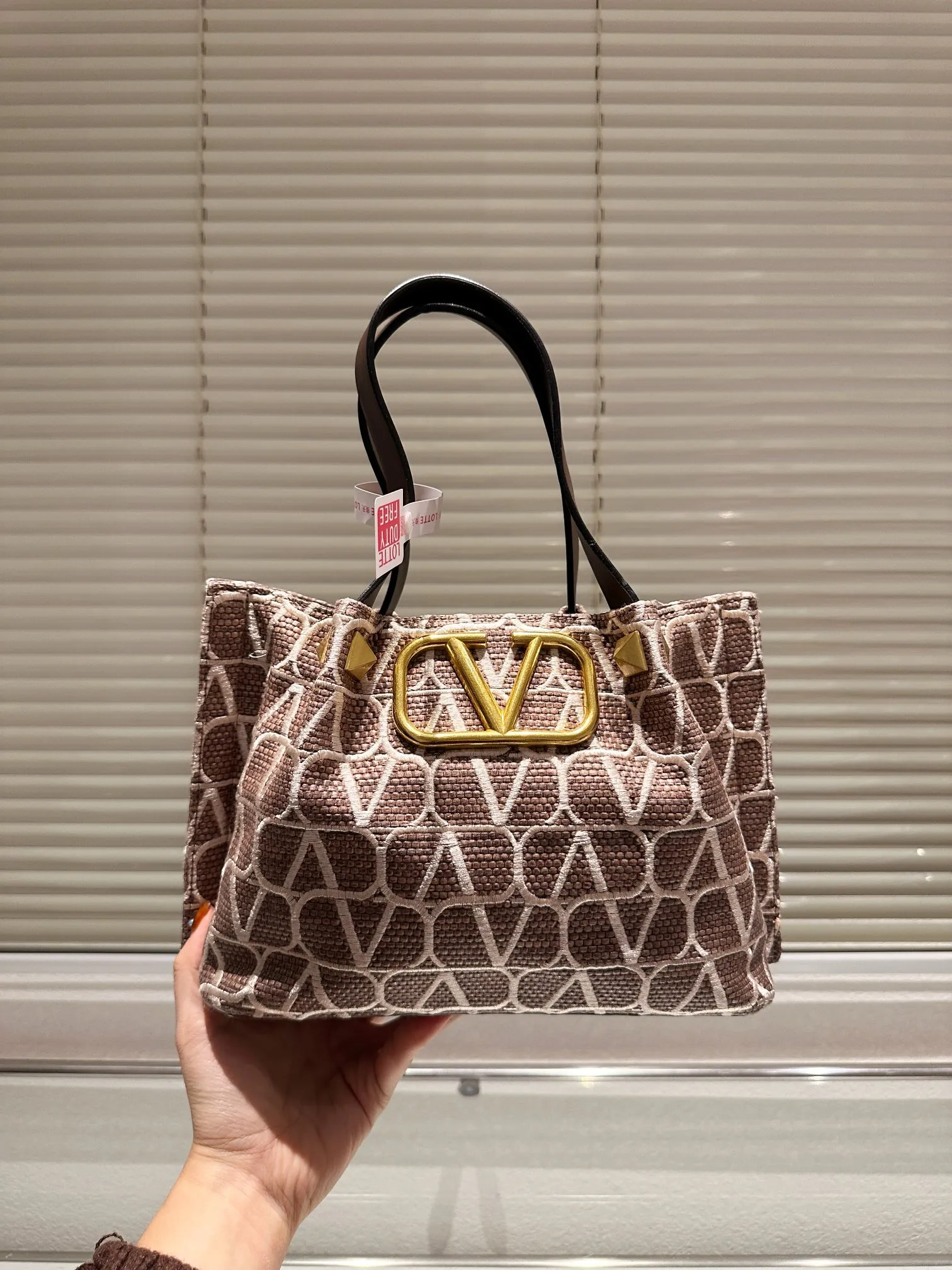 P520 250 Valentino Valentino is a popular model in the counter. Playful and super personality, whoever wears it will look better. Can’t hide the foreign style. Exquisite routing. Color matching is very distinctive. Very versatile and can be matched with daily life. Casual and playful with a little bit of a celebrity style. It will definitely become a super hot style in the new year, spring and summer. 38.25 26.19cm