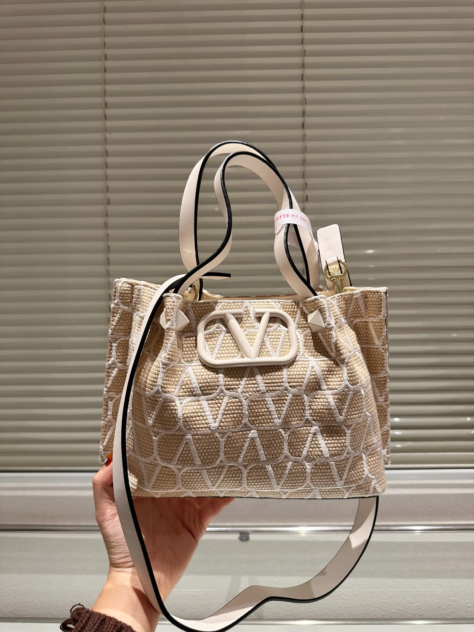 P520 250 Valentino Valentino is a popular model in the counter. Playful and super personality, whoever wears it will look better. Can’t hide the foreign style. Exquisite routing. Color matching is very distinctive. Very versatile and can be matched with daily life. Casual and playful with a little bit of a celebrity style. It will definitely become a super hot style in the new year, spring and summer. 38.25 26.19cm