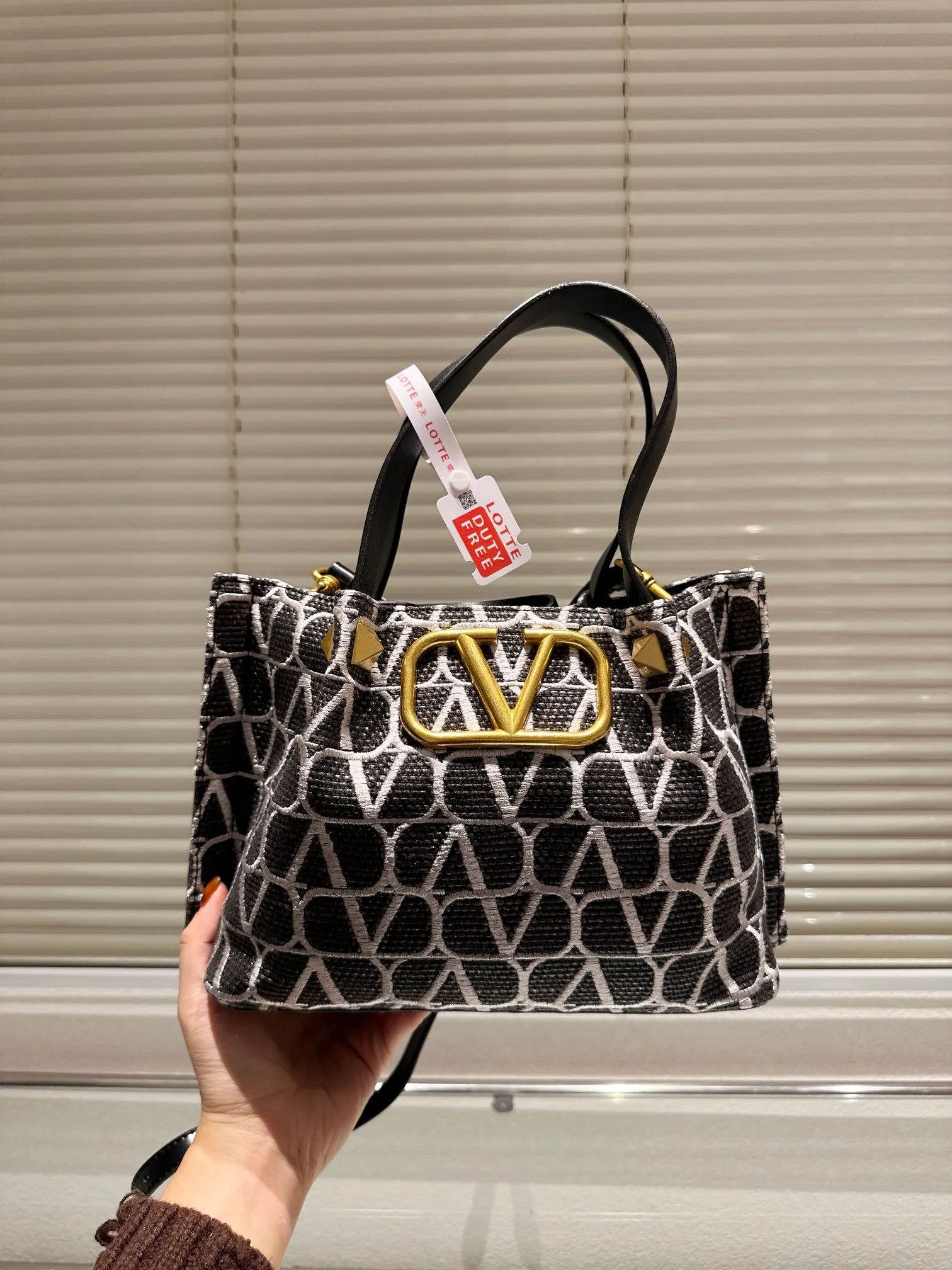 P520 250 Valentino Valentino is a popular model in the counter. Playful and super personality, whoever wears it will look better. Can’t hide the foreign style. Exquisite routing. Color matching is very distinctive. Very versatile and can be matched with daily life. Casual and playful with a little bit of a celebrity style. It will definitely become a super hot style in the new year, spring and summer. 38.25 26.19cm