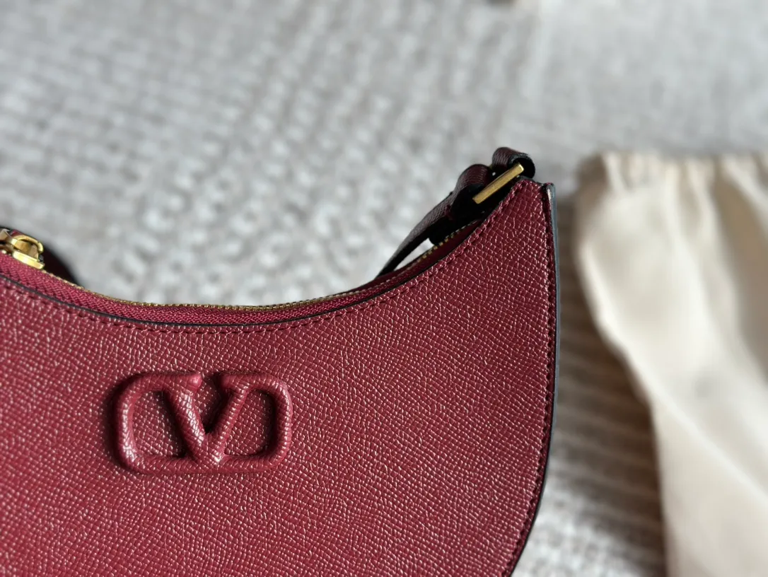 P350 Folding gift box Valentino Valentino Loco A must-have for beautiful fairies. It’s also so pretty. Hand-held shoulder bag Unlocks fashion charm. Can be salty or sweet. The most beautiful girl on the street. Size 20 13cm