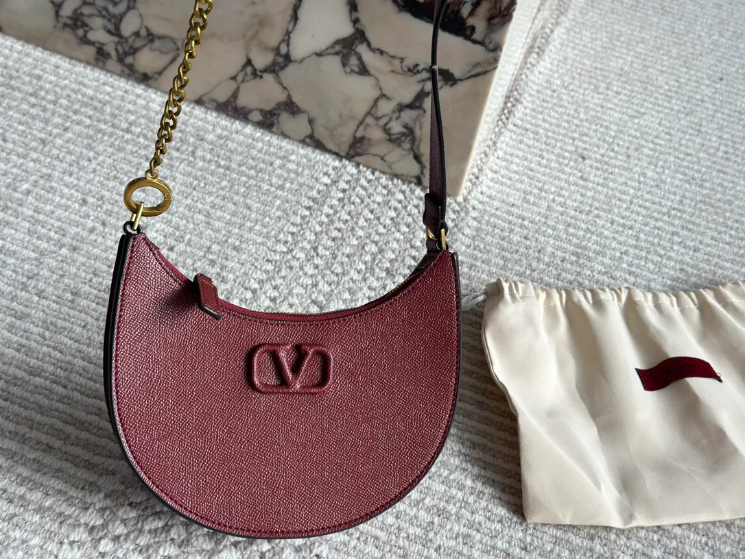 P350 Folding gift box Valentino Valentino Loco A must-have for beautiful fairies. It’s also so pretty. Hand-held shoulder bag Unlocks fashion charm. Can be salty or sweet. The most beautiful girl on the street. Size 20 13cm