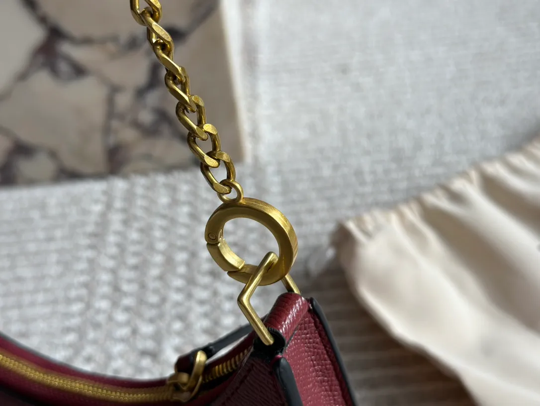 P350 Folding gift box Valentino Valentino Loco A must-have for beautiful fairies. It’s also so pretty. Hand-held shoulder bag Unlocks fashion charm. Can be salty or sweet. The most beautiful girl on the street. Size 20 13cm