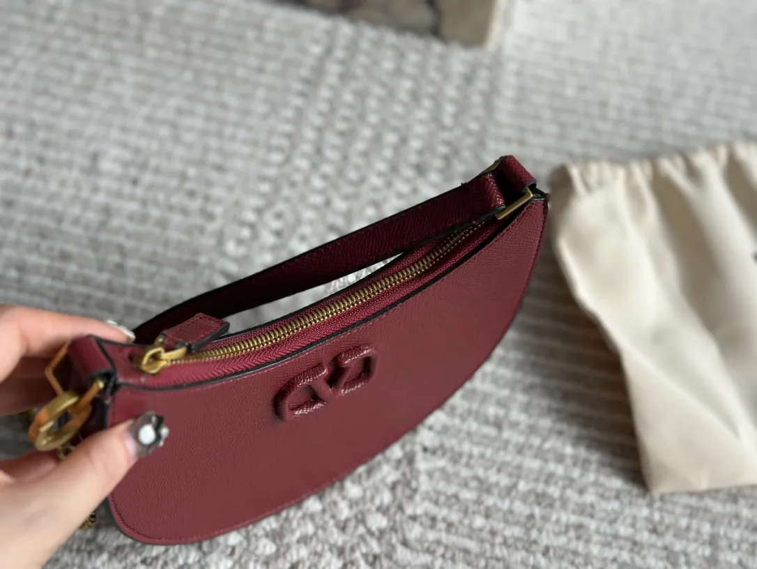 P350 Folding gift box Valentino Valentino Loco A must-have for beautiful fairies. It’s also so pretty. Hand-held shoulder bag Unlocks fashion charm. Can be salty or sweet. The most beautiful girl on the street. Size 20 13cm