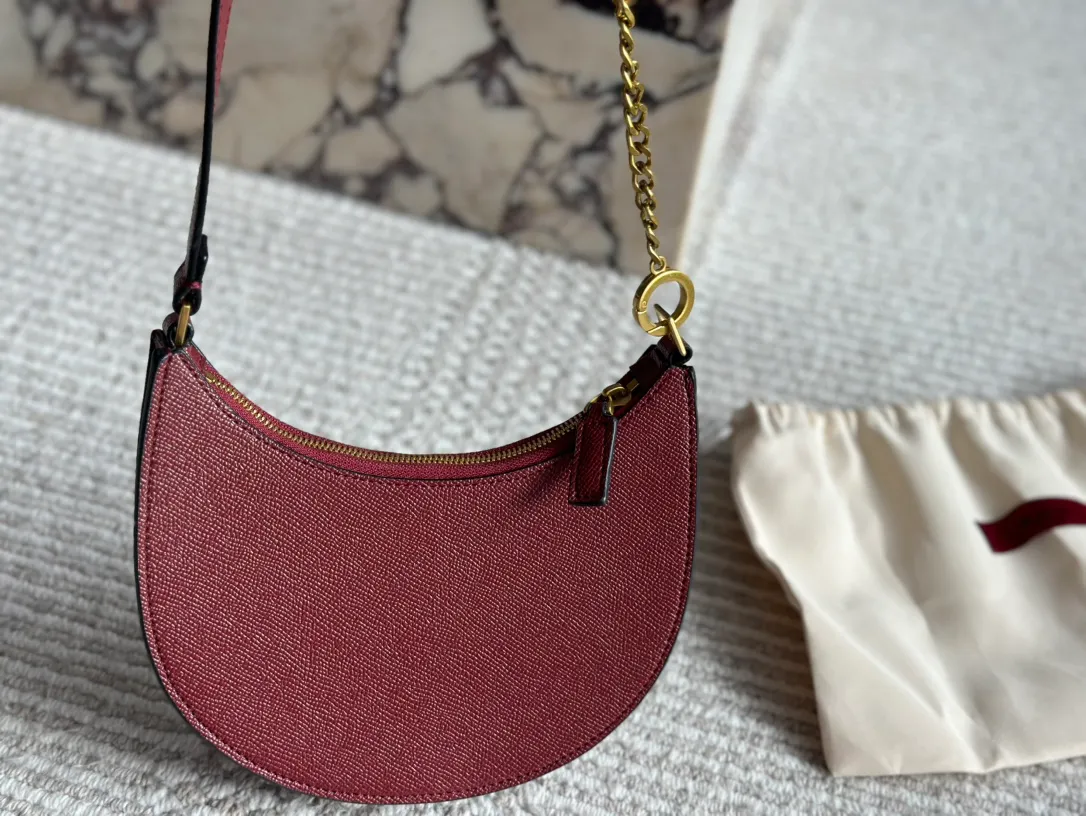 P350 Folding gift box Valentino Valentino Loco A must-have for beautiful fairies. It’s also so pretty. Hand-held shoulder bag Unlocks fashion charm. Can be salty or sweet. The most beautiful girl on the street. Size 20 13cm