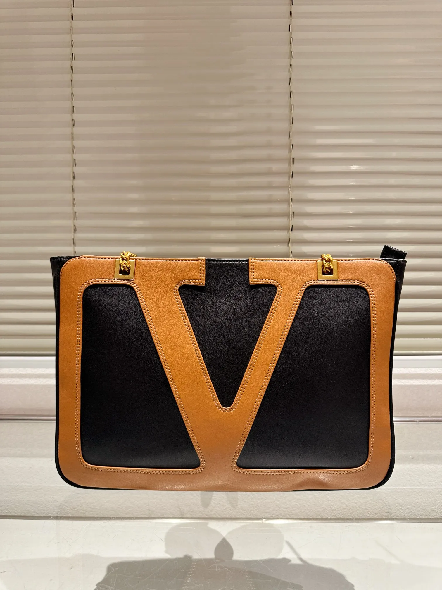 P380 Valentino VALENTINO Women's Tote Bag Valentino Letter Bag Letter bag from Valentino. The new season has just arrived. Size 37.26