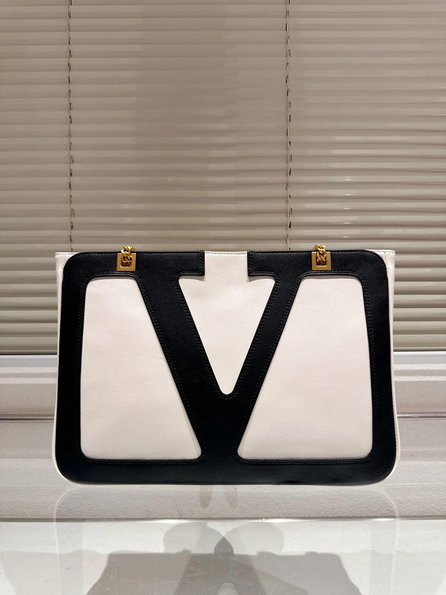 P380 Valentino VALENTINO Women's Tote Bag Valentino Letter Bag Letter bag from Valentino. The new season has just arrived. Size 37.26