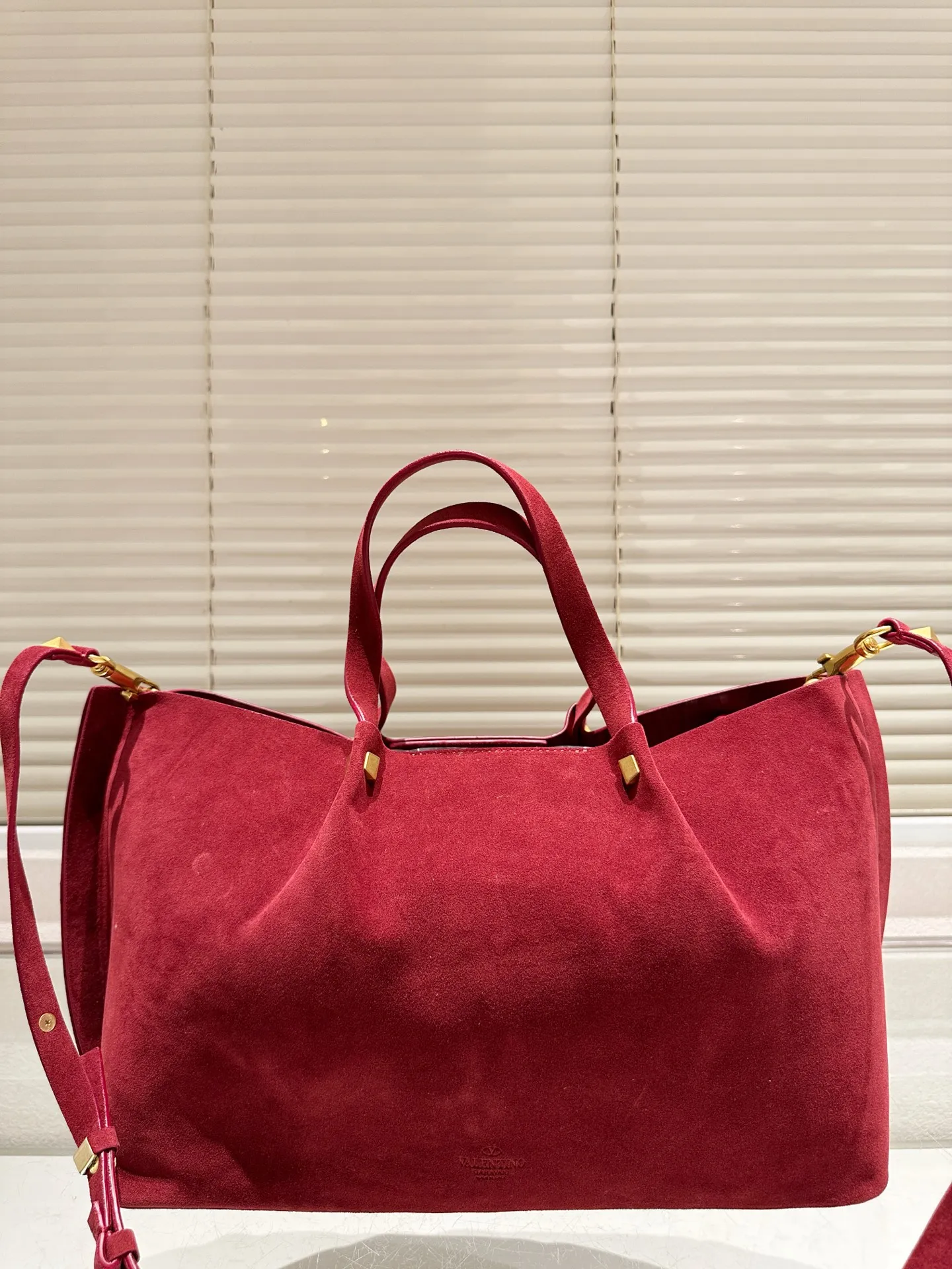 P410⚠️Suede size 37.24 Valentino handbag can be worn cross-body. It has a retro feel. It is high-end yet elegant. It has a great sense of atmosphere. It can be worn for commuting, leisure and dating.