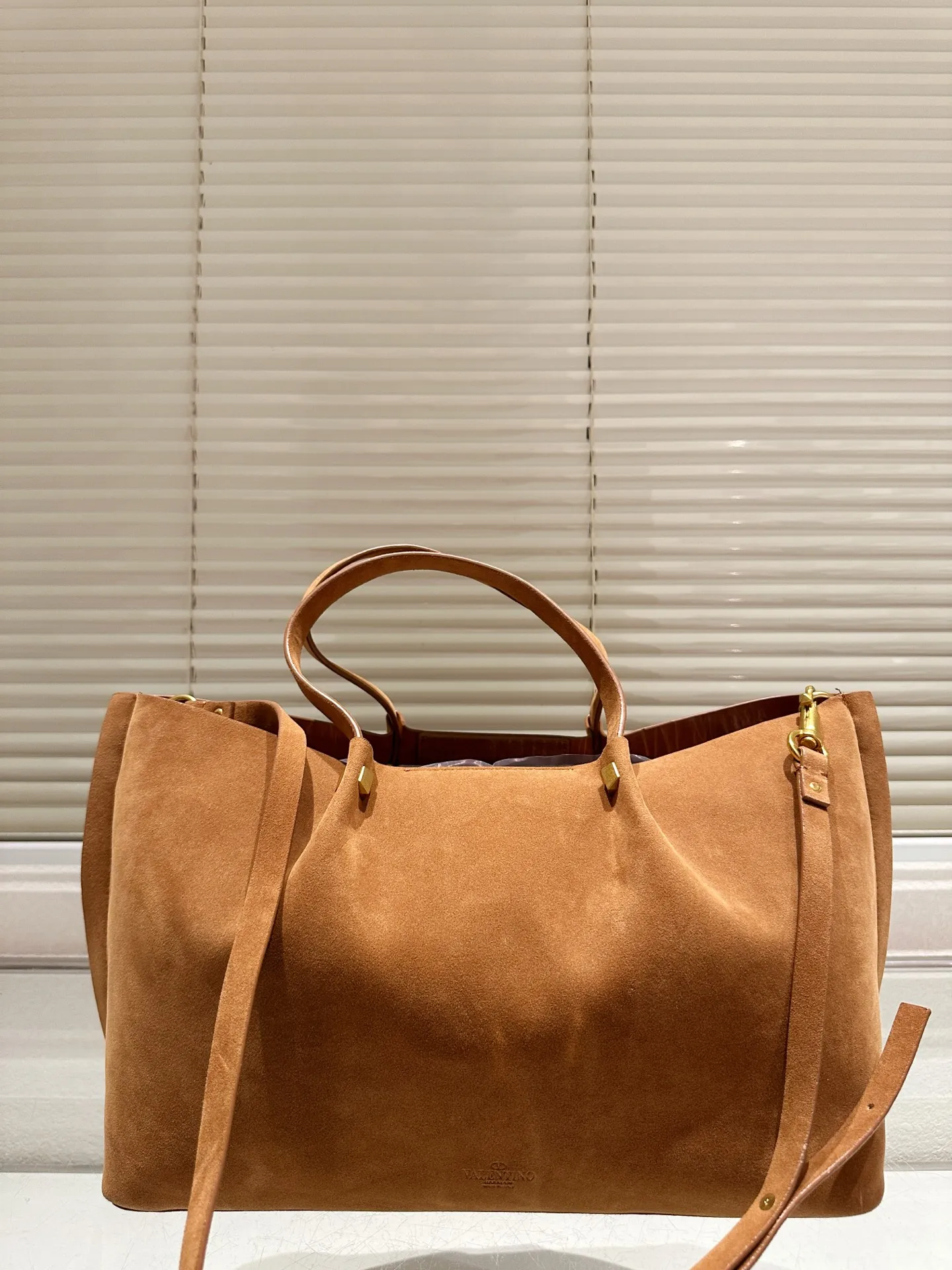 P410⚠️Suede size 37.24 Valentino handbag can be worn cross-body. It has a retro feel. It is high-end yet elegant. It has a great sense of atmosphere. It can be worn for commuting, leisure and dating.