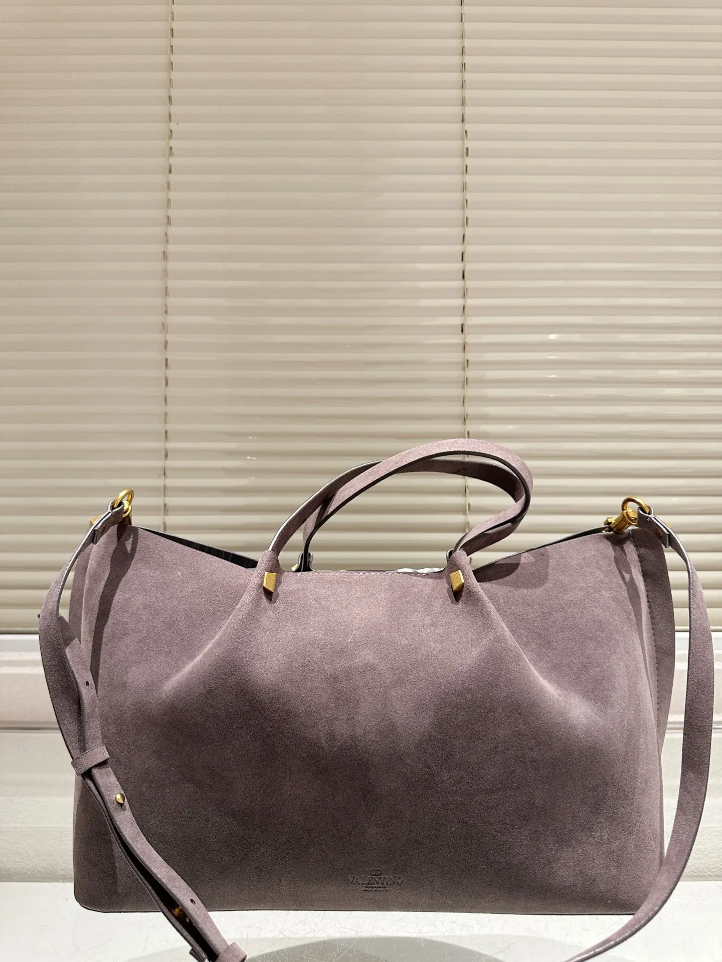 P410⚠️Suede size 37.24 Valentino handbag can be worn cross-body. It has a retro feel. It is high-end yet elegant. It has a great sense of atmosphere. It can be worn for commuting, leisure and dating.
