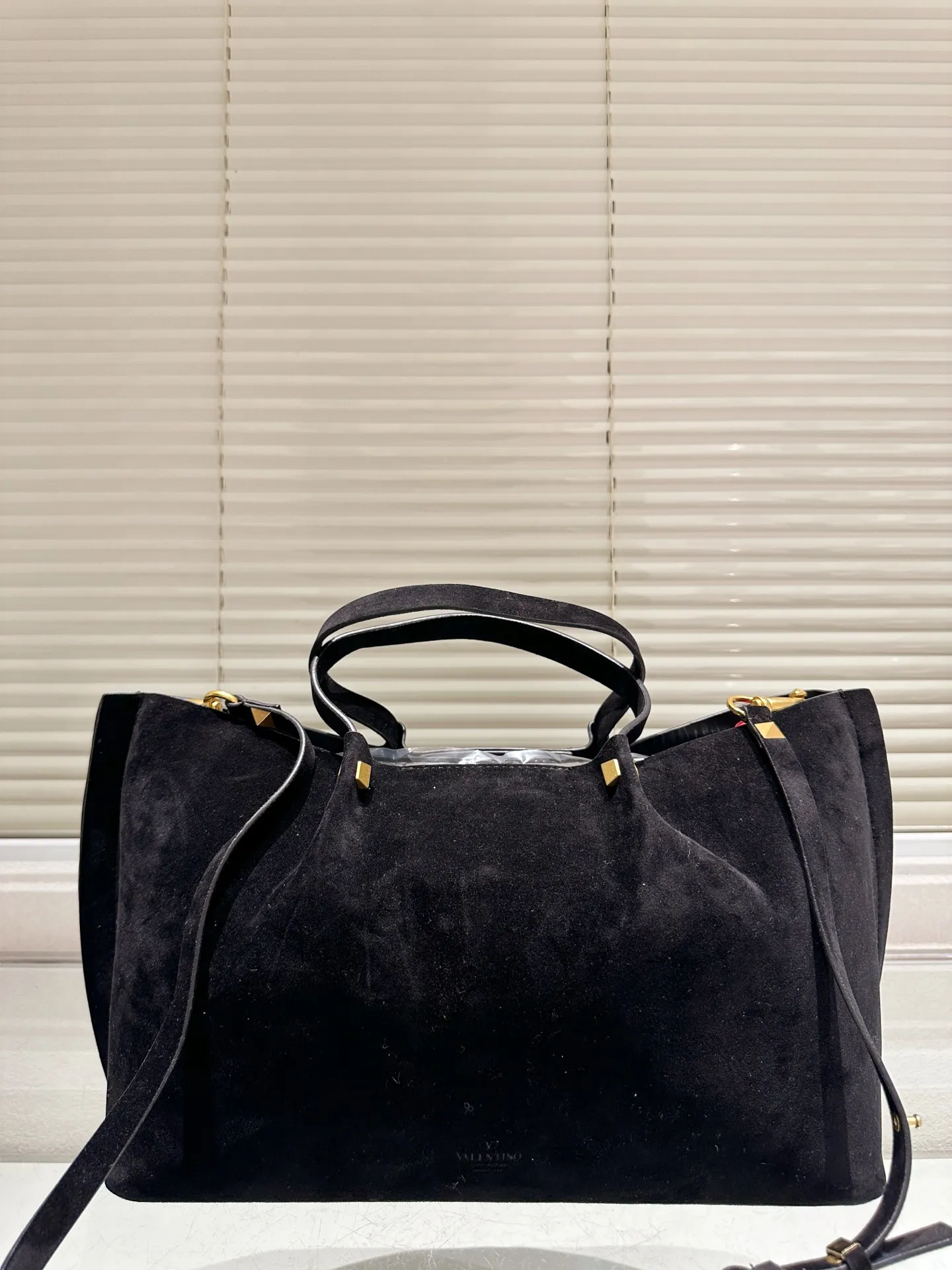 P410⚠️Suede size 37.24 Valentino handbag can be worn cross-body. It has a retro feel. It is high-end yet elegant. It has a great sense of atmosphere. It can be worn for commuting, leisure and dating.