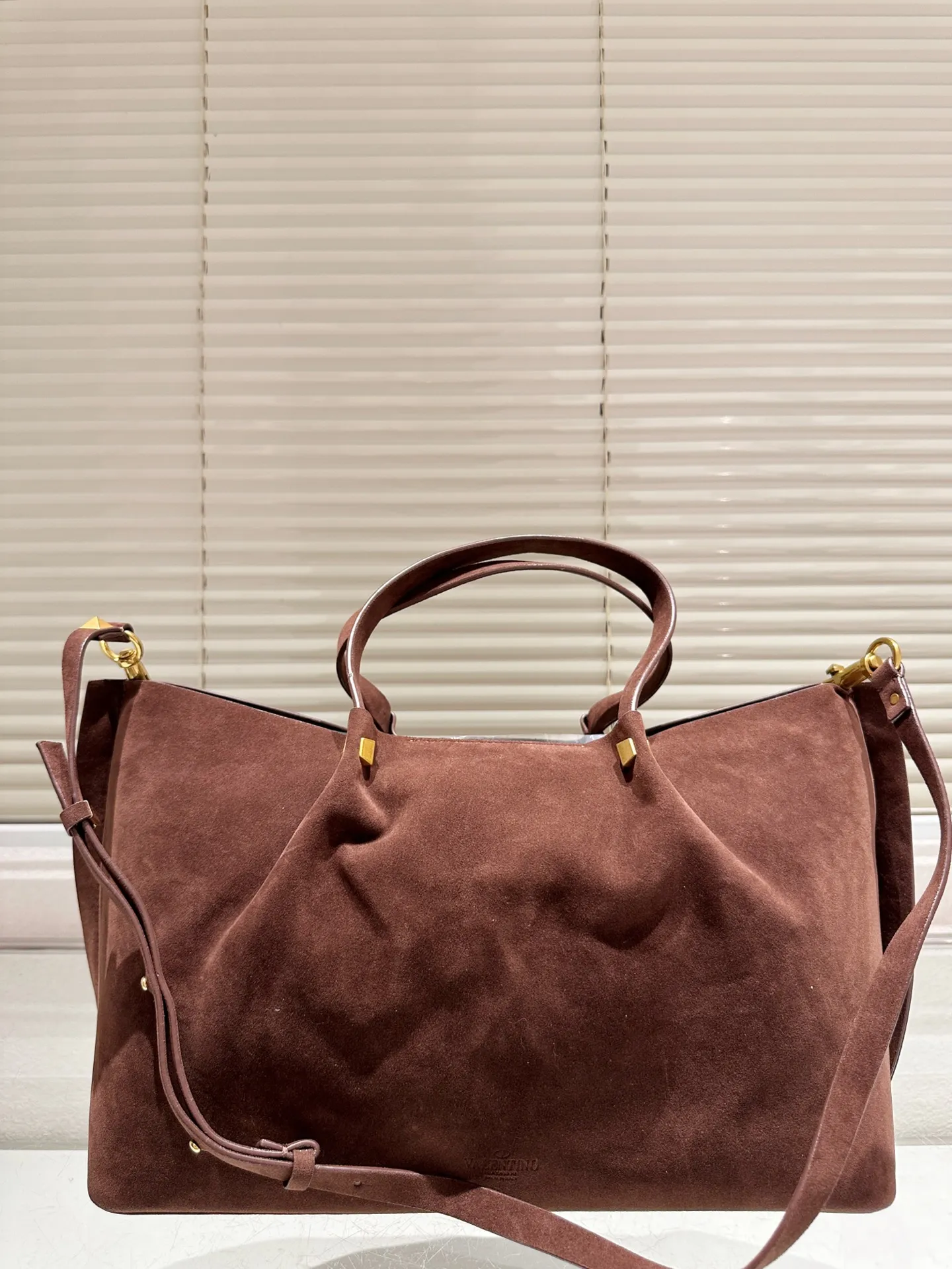 P410⚠️Suede size 37.24 Valentino handbag can be worn cross-body. It has a retro feel. It is high-end yet elegant. It has a great sense of atmosphere. It can be worn for commuting, leisure and dating.