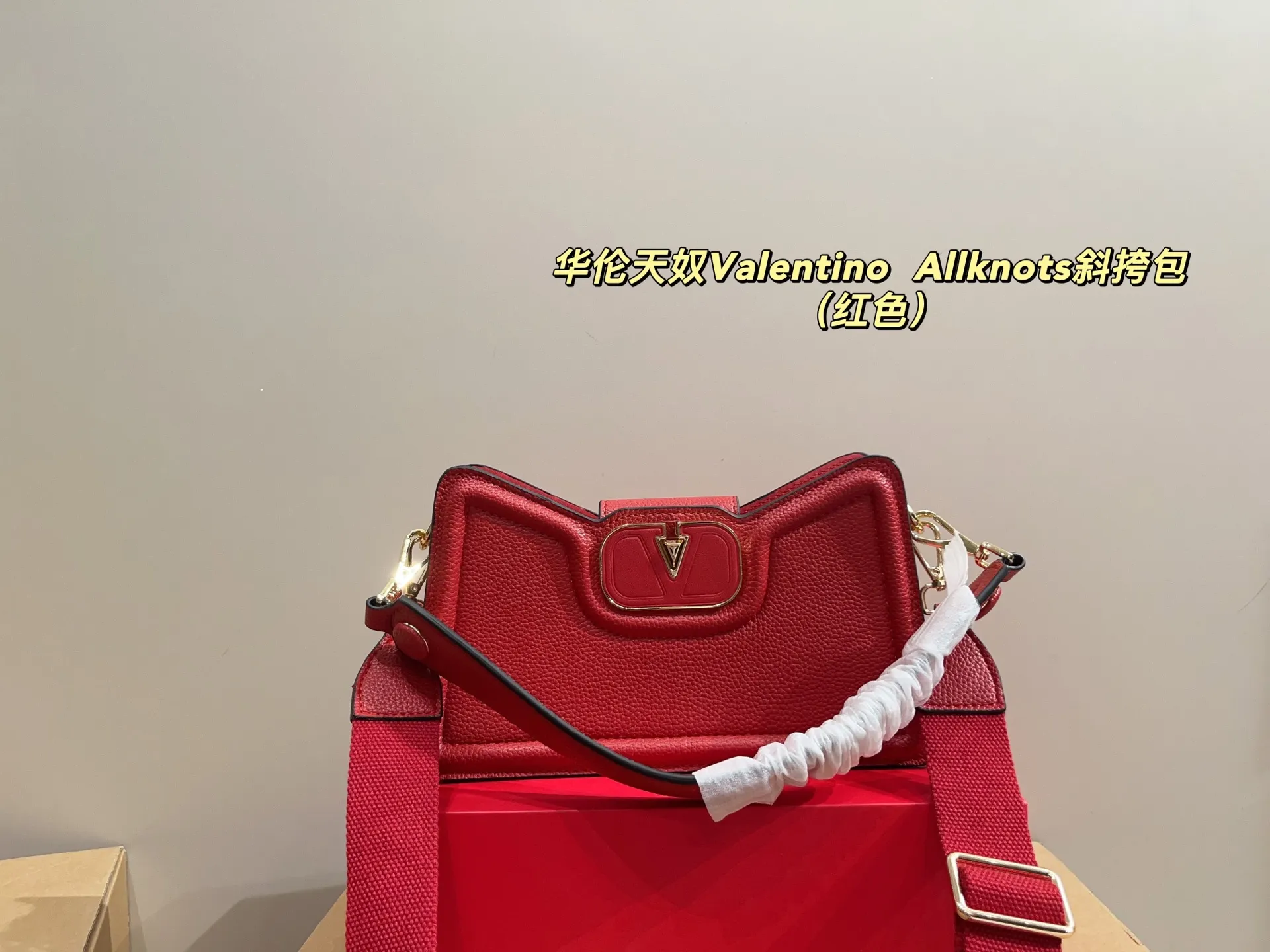 p300 with folding box ⚠️Size 26.11 Valentino Allknots crossbody bag Exquisite and beautiful High-end elegance Very easy to control, no matter the clothes or seasons Can be used all year round