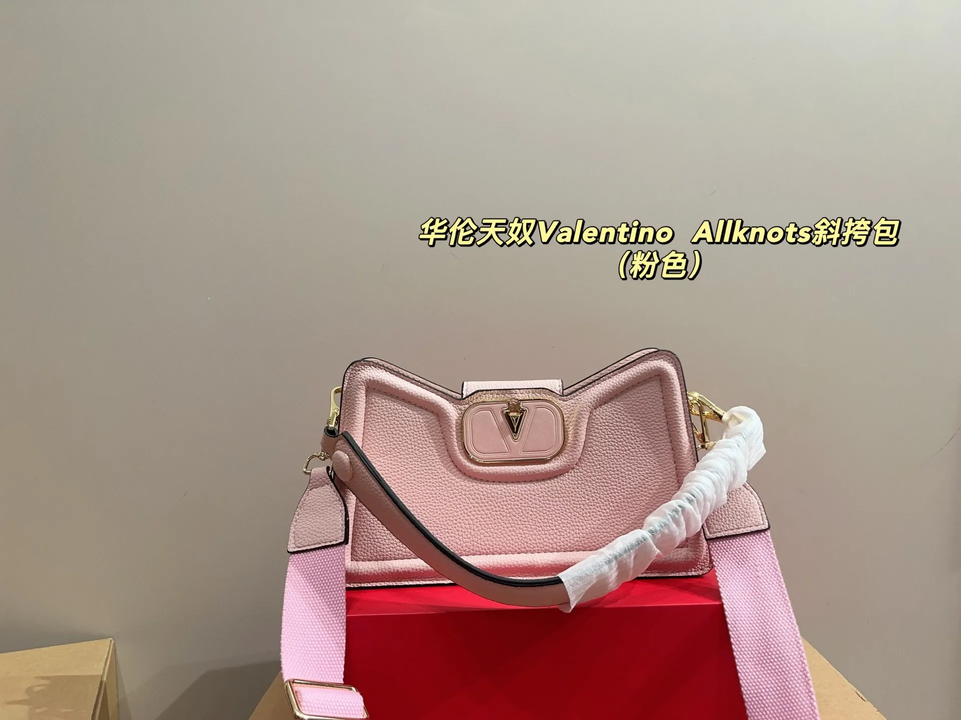 p300 with folding box ⚠️Size 26.11 Valentino Allknots crossbody bag Exquisite and beautiful High-end elegance Very easy to control, no matter the clothes or seasons Can be used all year round