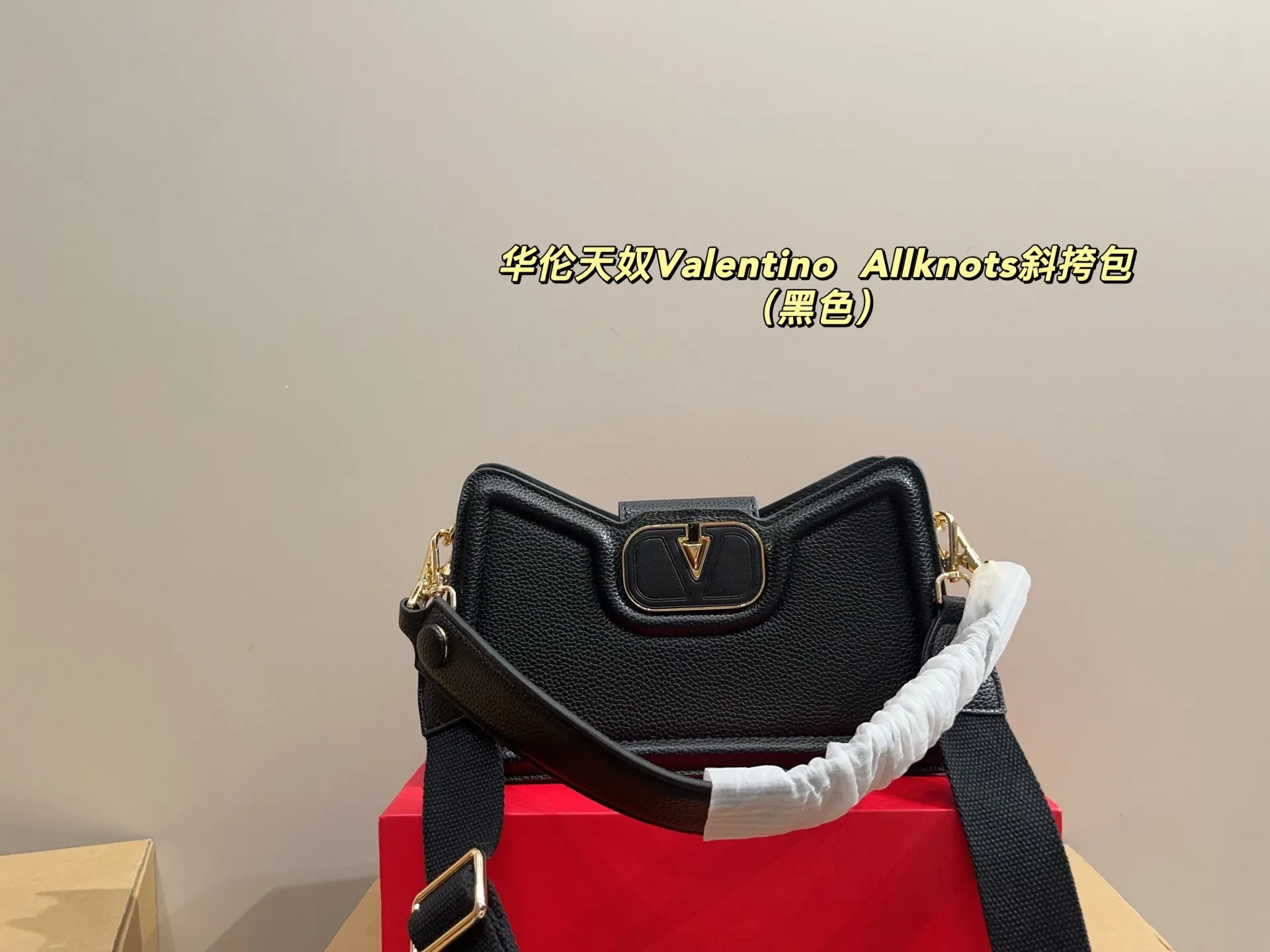 p300 with folding box ⚠️Size 26.11 Valentino Allknots crossbody bag Exquisite and beautiful High-end elegance Very easy to control, no matter the clothes or seasons Can be used all year round