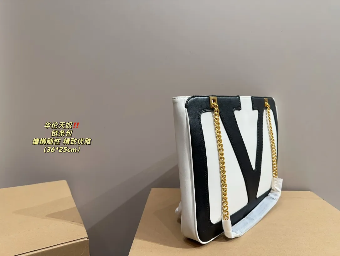 P370⚠️Size 36.25 Valentino chain bag. The texture is very high-end. The capacity is super large and very durable. You can wear it every day when you go out on the street. It has a 100% chance of returning. It has this casual and lazy feeling.