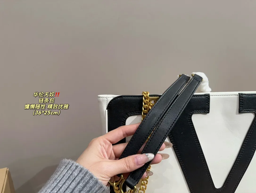 P370⚠️Size 36.25 Valentino chain bag. The texture is very high-end. The capacity is super large and very durable. You can wear it every day when you go out on the street. It has a 100% chance of returning. It has this casual and lazy feeling.